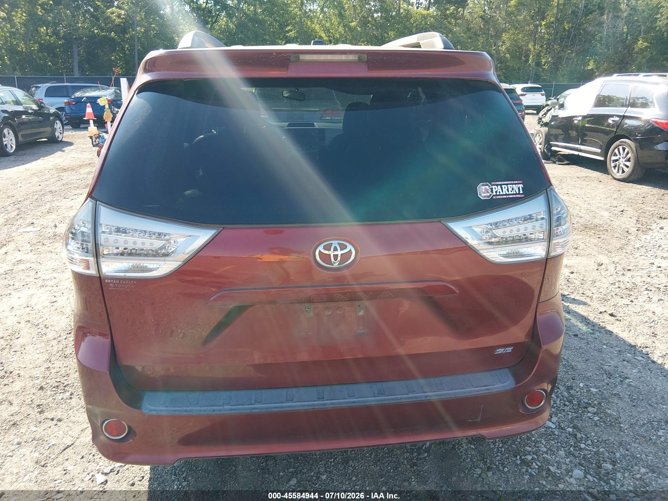 2013 Toyota Sienna Se 8 Passenger Red vin: 5TDXK3DC8DS401104