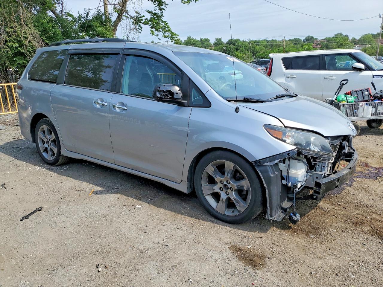 2014 Toyota Sienna Silver vin: 5TDXK3DC8ES436078