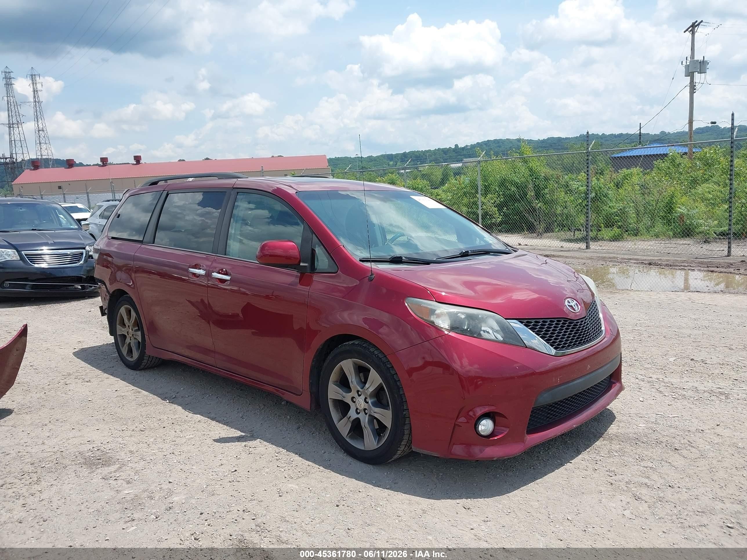2014 Toyota Sienna Se 8 Passenger Red vin: 5TDXK3DC8ES466634