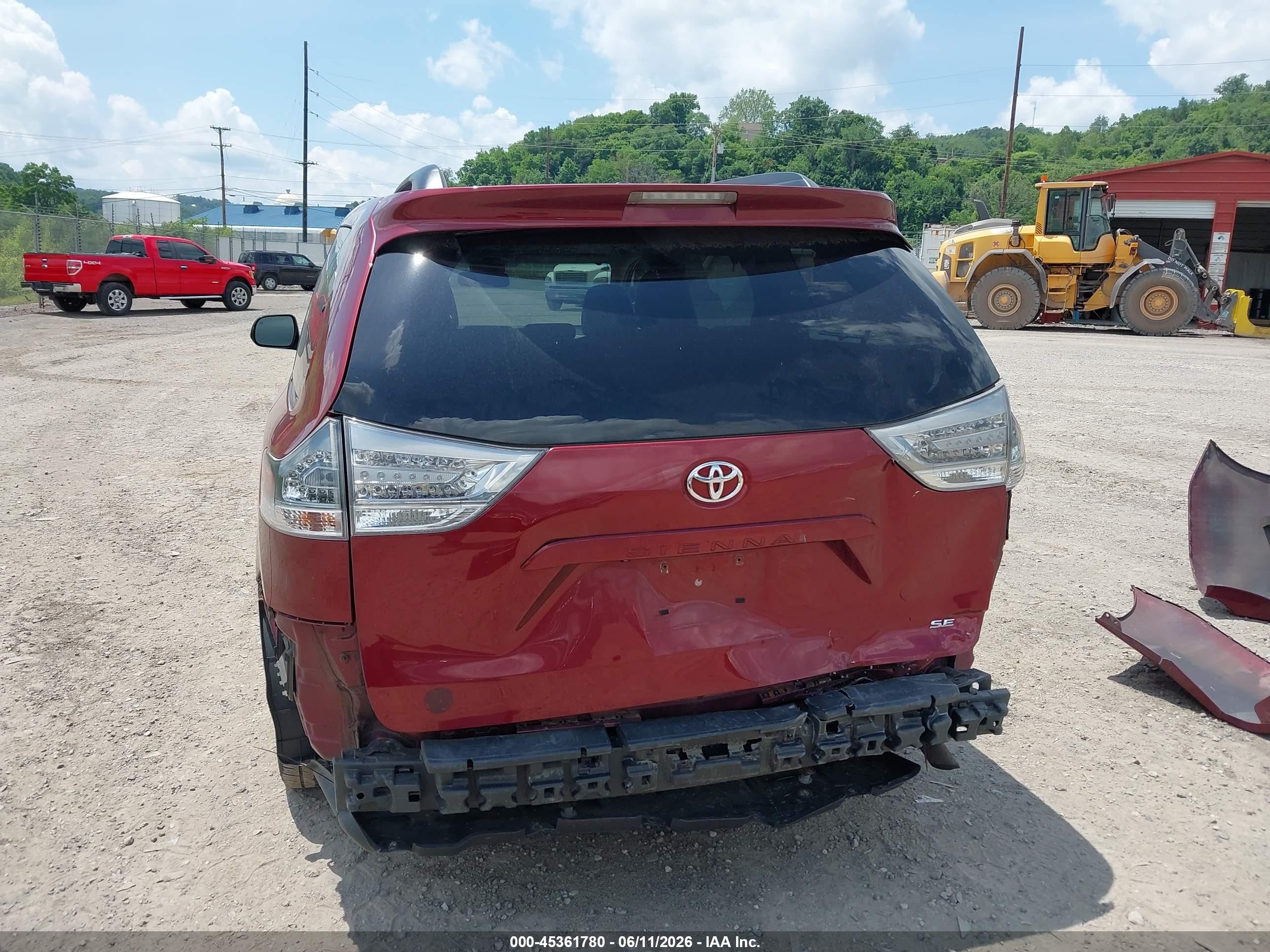 2014 Toyota Sienna Se 8 Passenger Red vin: 5TDXK3DC8ES466634
