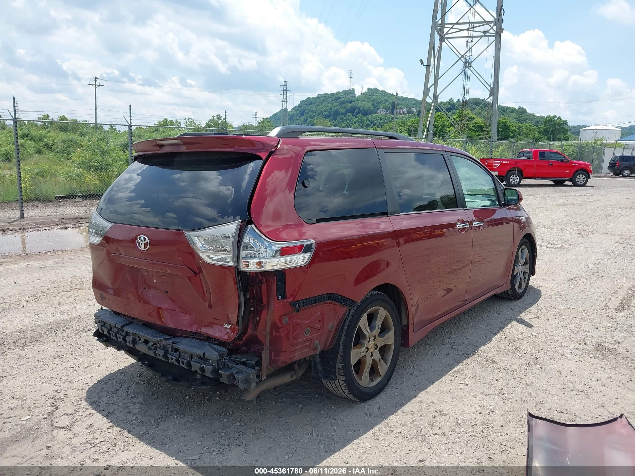 2014 Toyota Sienna Se 8 Passenger Red vin: 5TDXK3DC8ES466634
