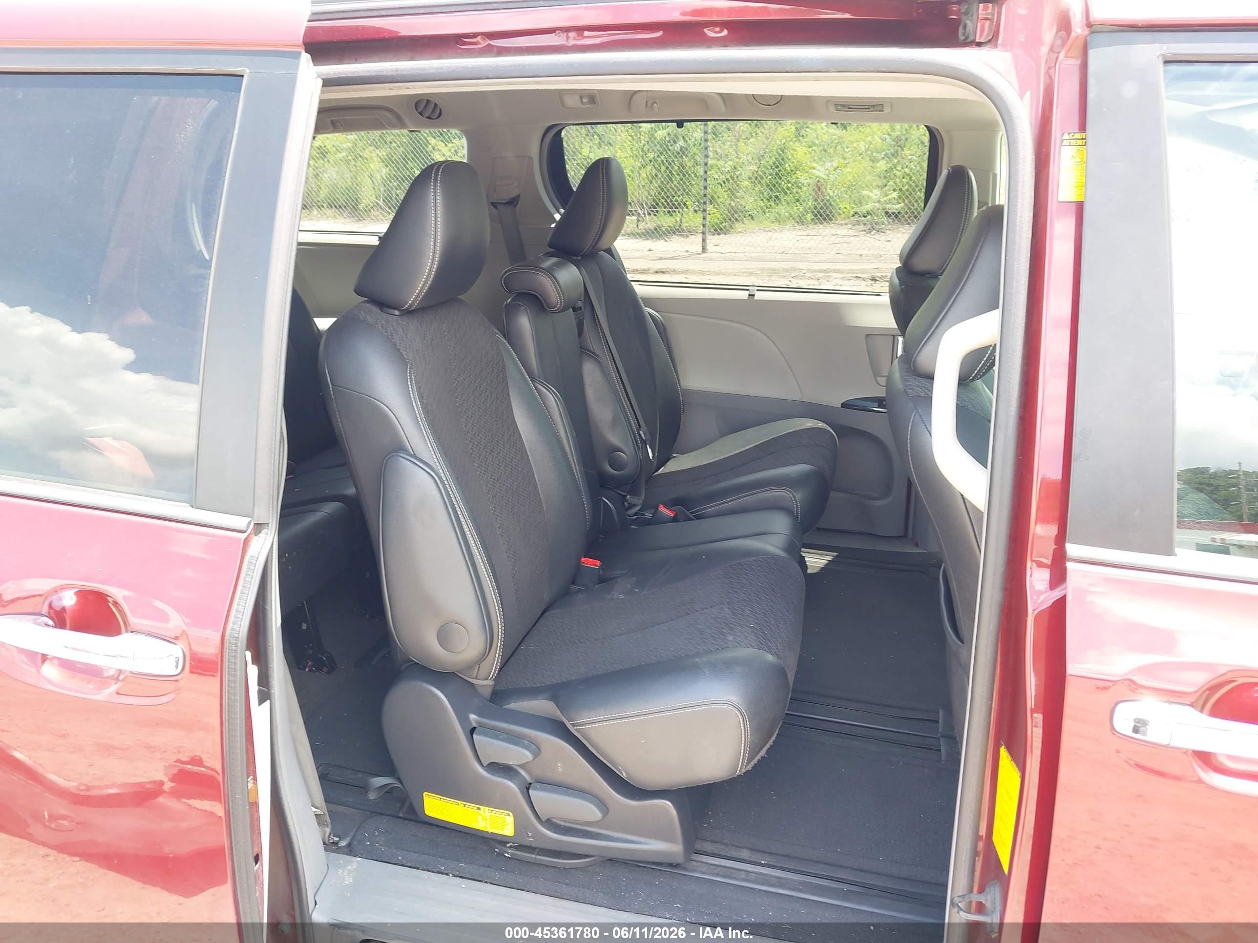 2014 Toyota Sienna Se 8 Passenger Red vin: 5TDXK3DC8ES466634