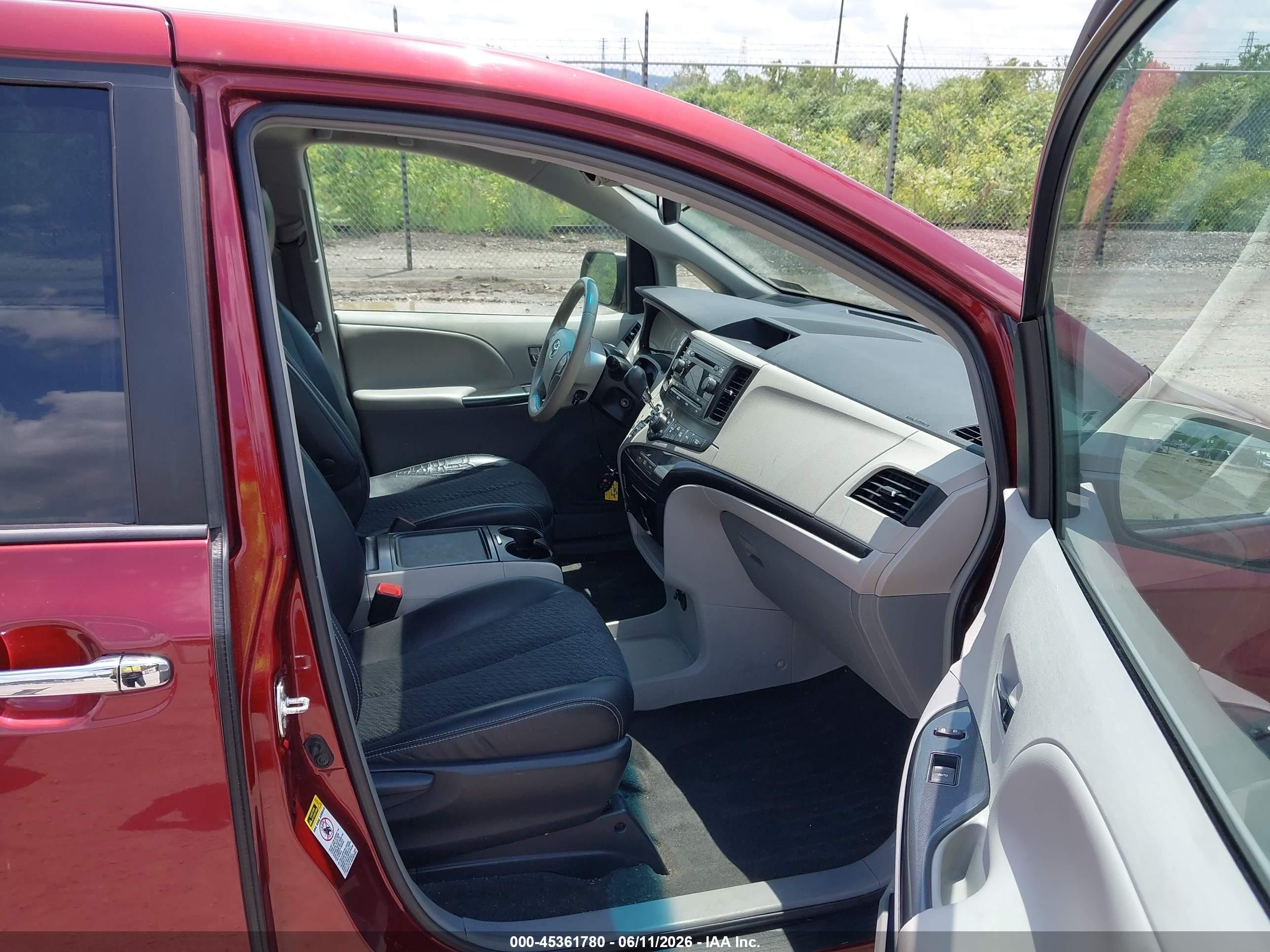 2014 Toyota Sienna Se 8 Passenger Red vin: 5TDXK3DC8ES466634