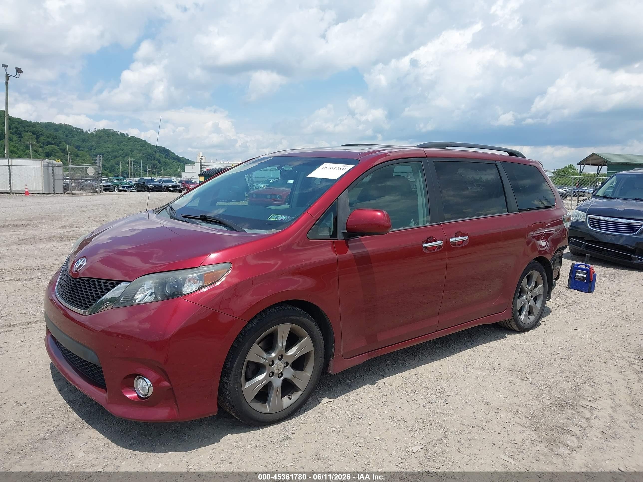 2014 Toyota Sienna Se 8 Passenger Red vin: 5TDXK3DC8ES466634