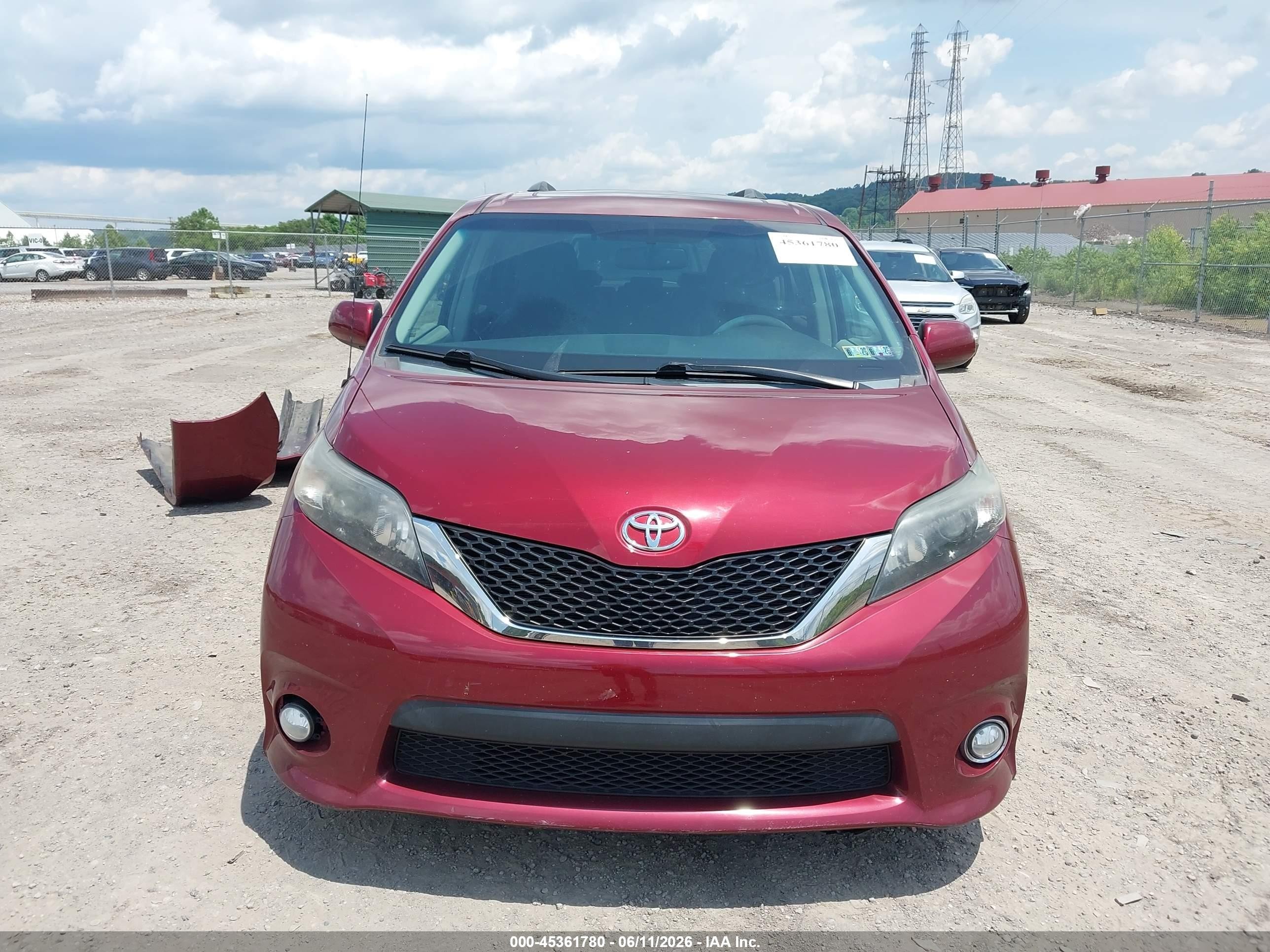 2014 Toyota Sienna Se 8 Passenger Red vin: 5TDXK3DC8ES466634