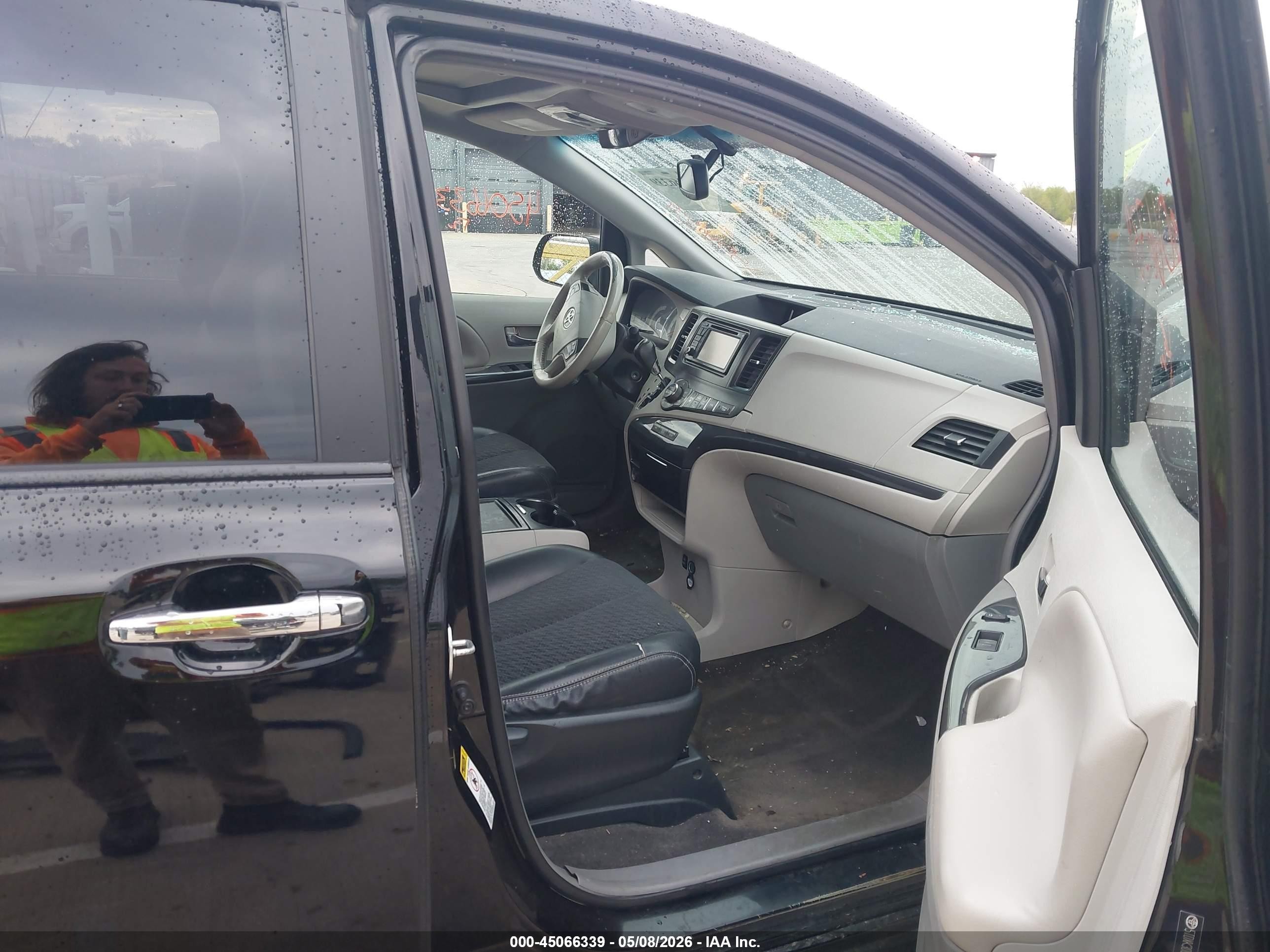 2014 Toyota Sienna Se 8 Passenger Black vin: 5TDXK3DC8ES504492