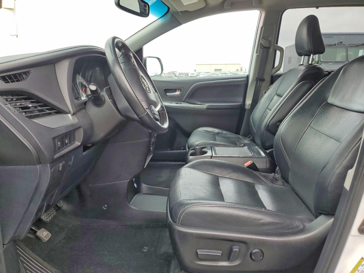 2015 Toyota Sienna White vin: 5TDXK3DC8FS586967