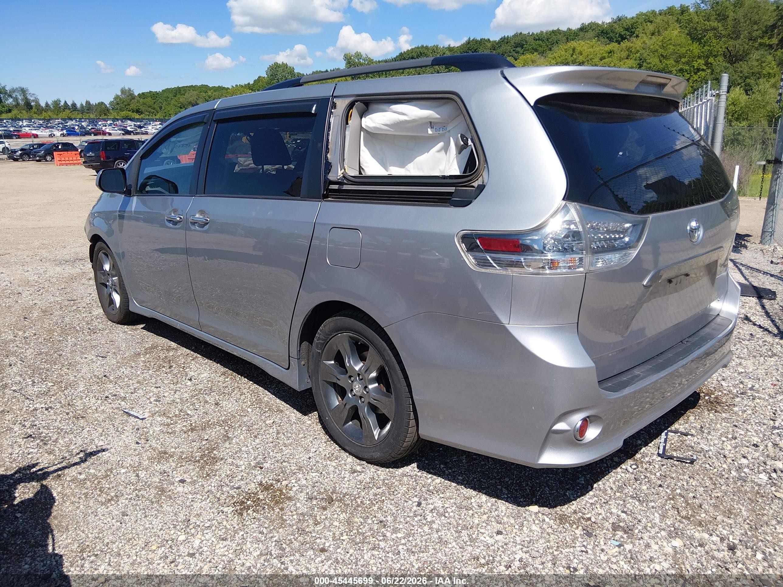 2015 Toyota Sienna Se 8 Passenger Silver vin: 5TDXK3DC8FS605680
