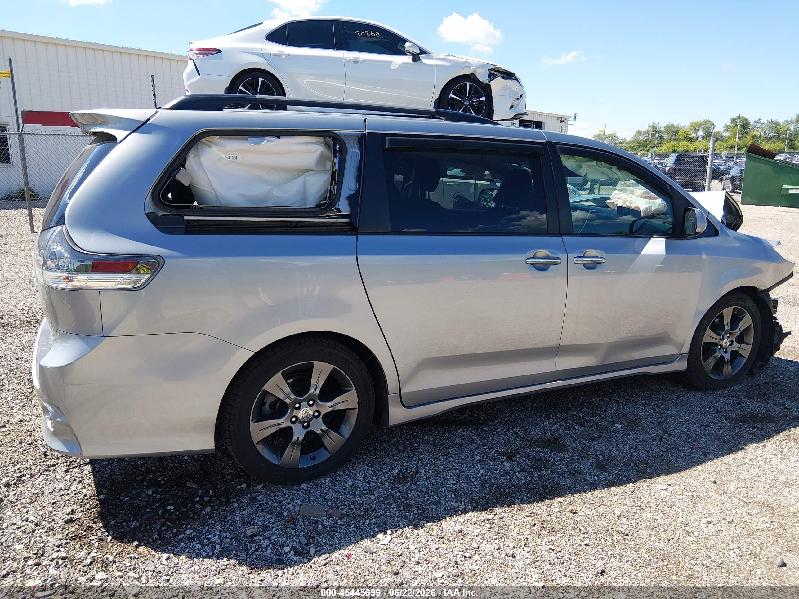 2015 Toyota Sienna Se 8 Passenger Silver vin: 5TDXK3DC8FS605680