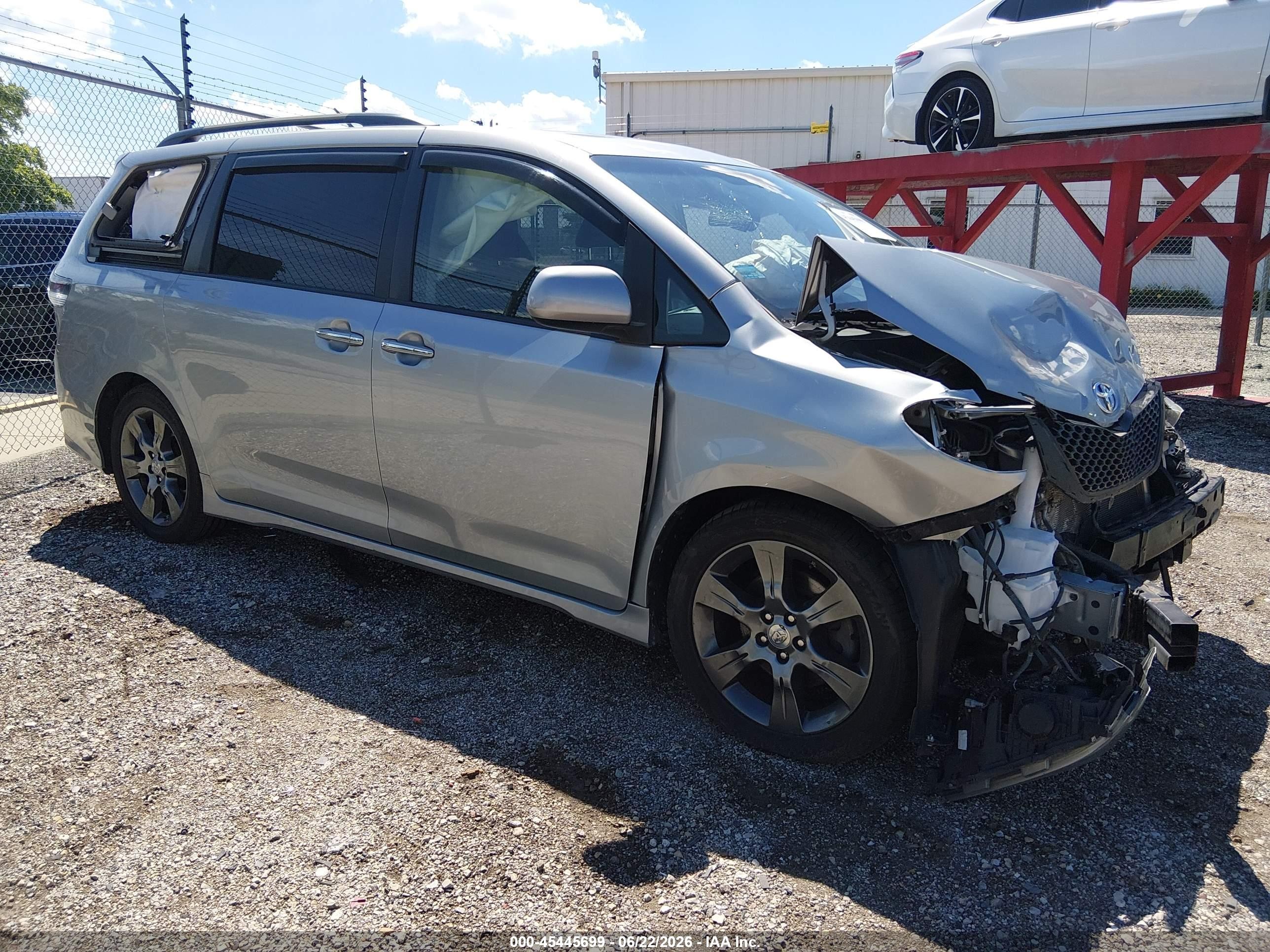 2015 Toyota Sienna Se 8 Passenger Silver vin: 5TDXK3DC8FS605680