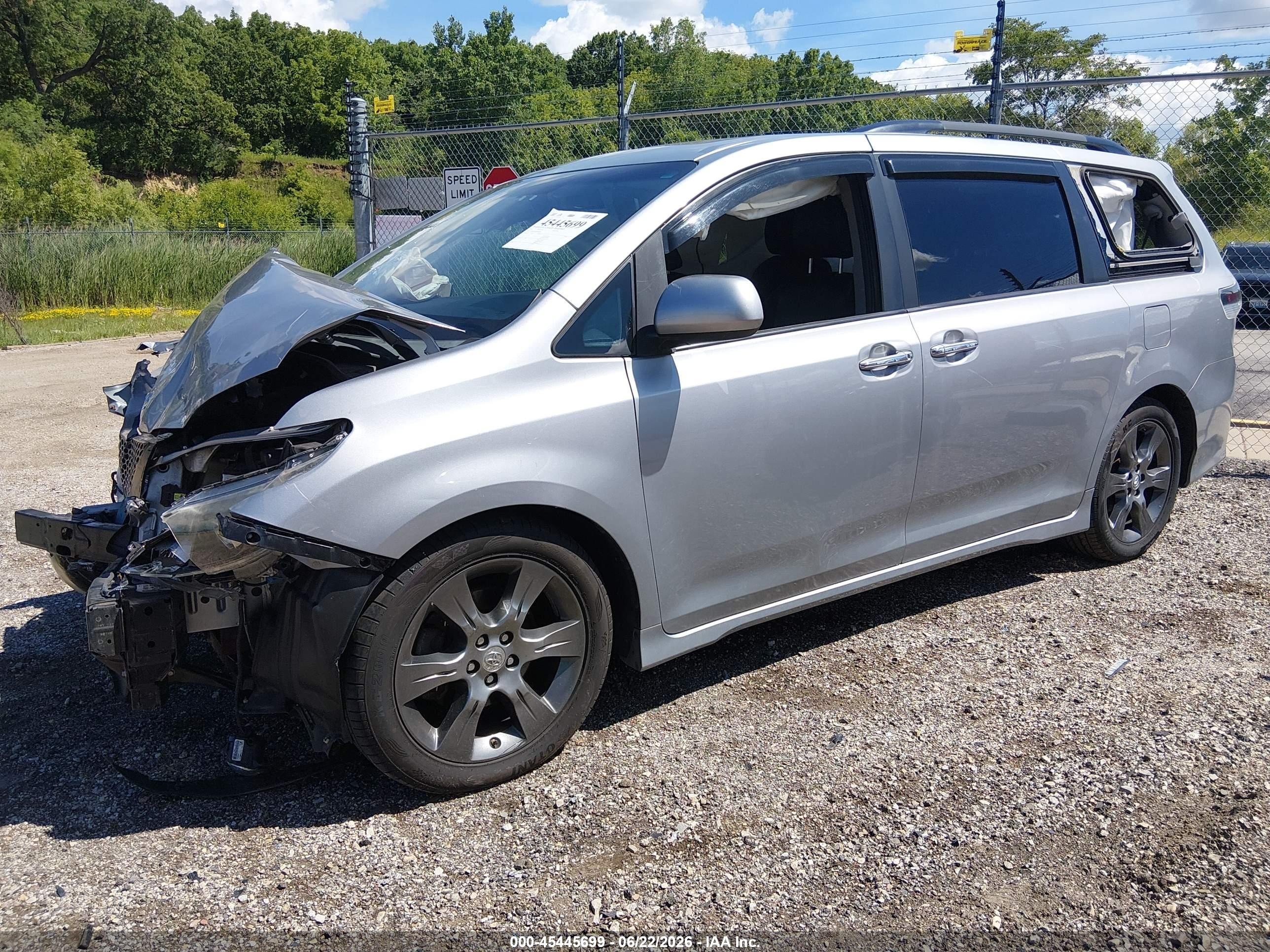 2015 Toyota Sienna Se 8 Passenger Silver vin: 5TDXK3DC8FS605680