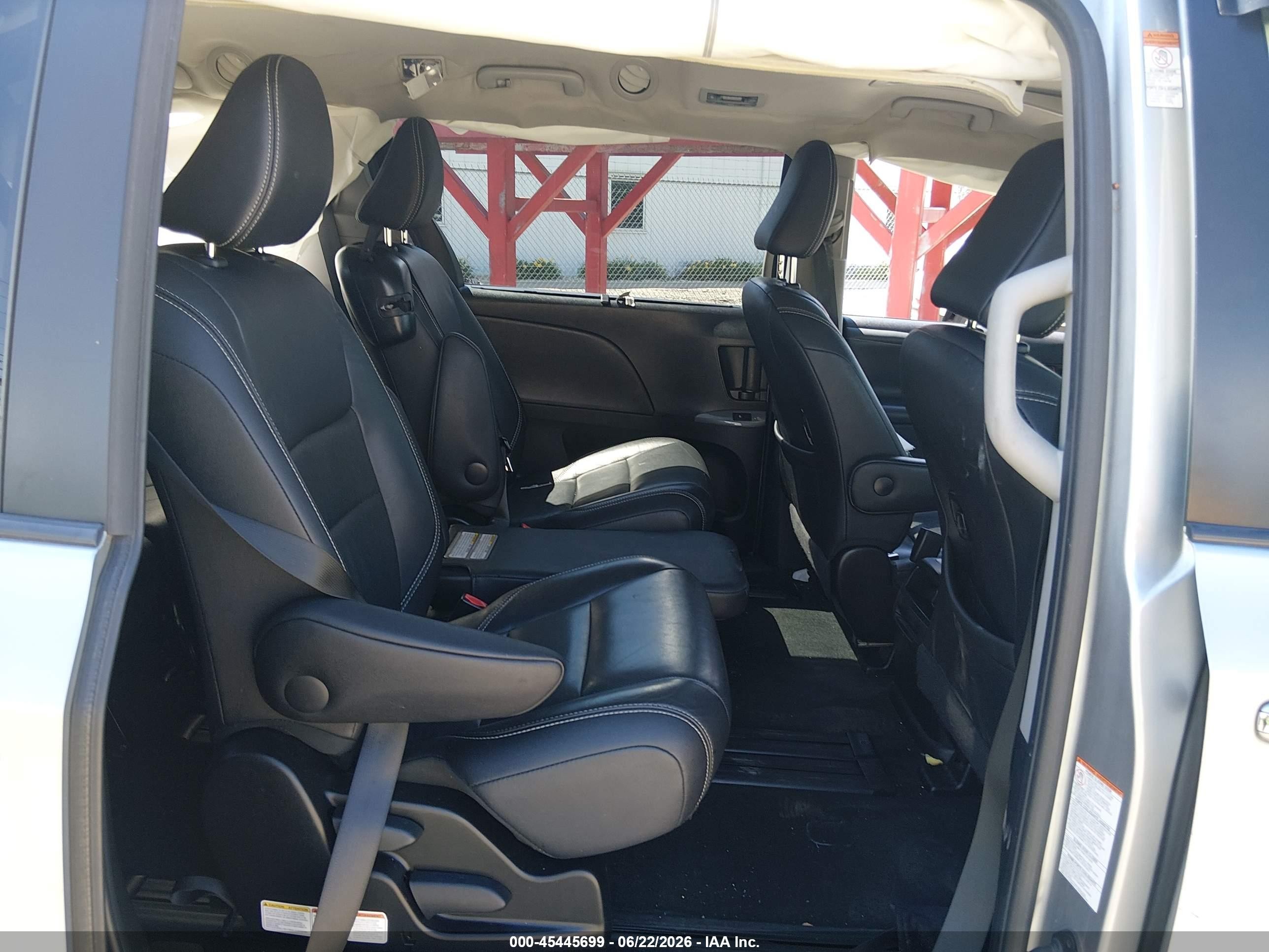 2015 Toyota Sienna Se 8 Passenger Silver vin: 5TDXK3DC8FS605680