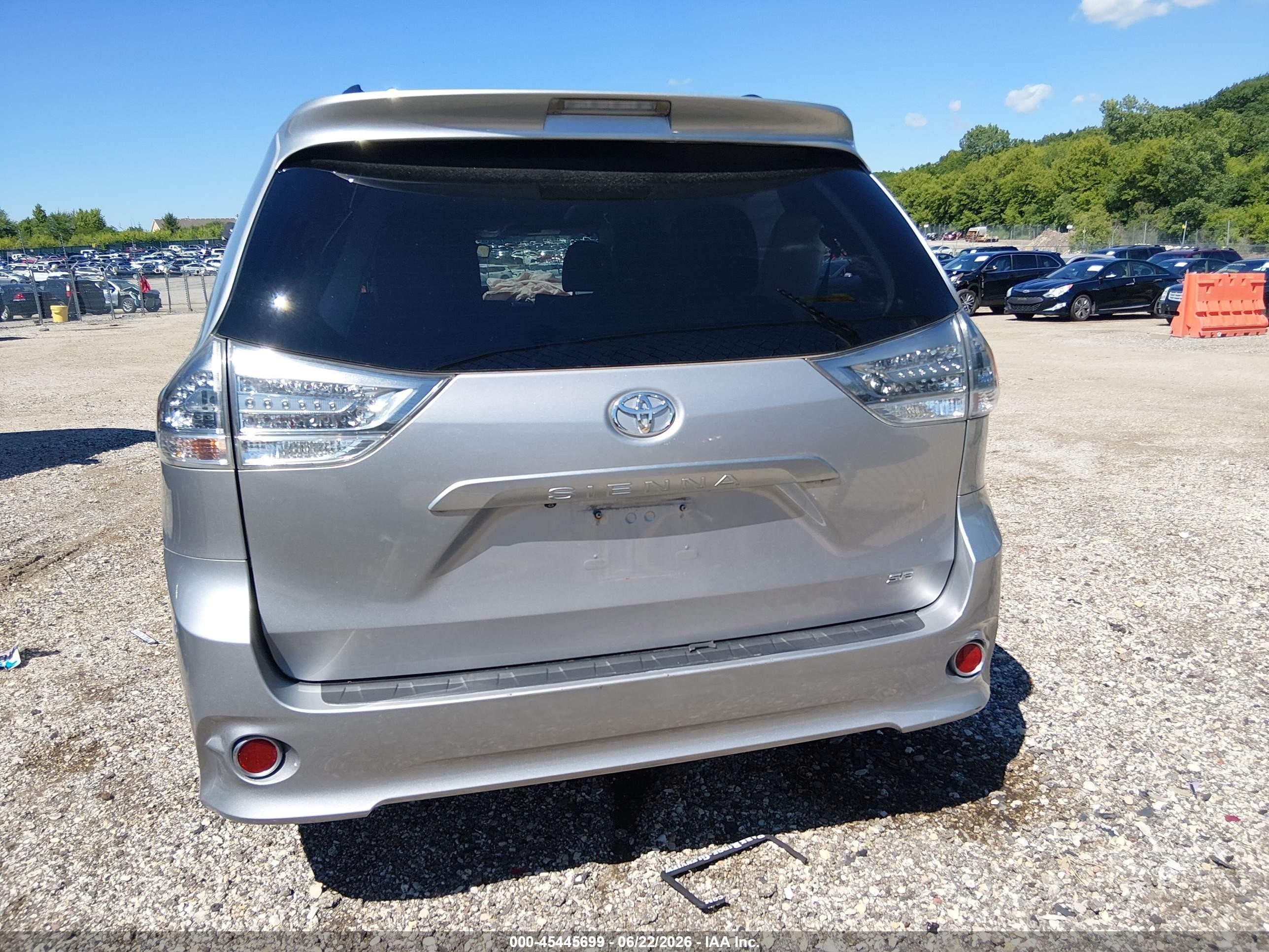 2015 Toyota Sienna Se 8 Passenger Silver vin: 5TDXK3DC8FS605680