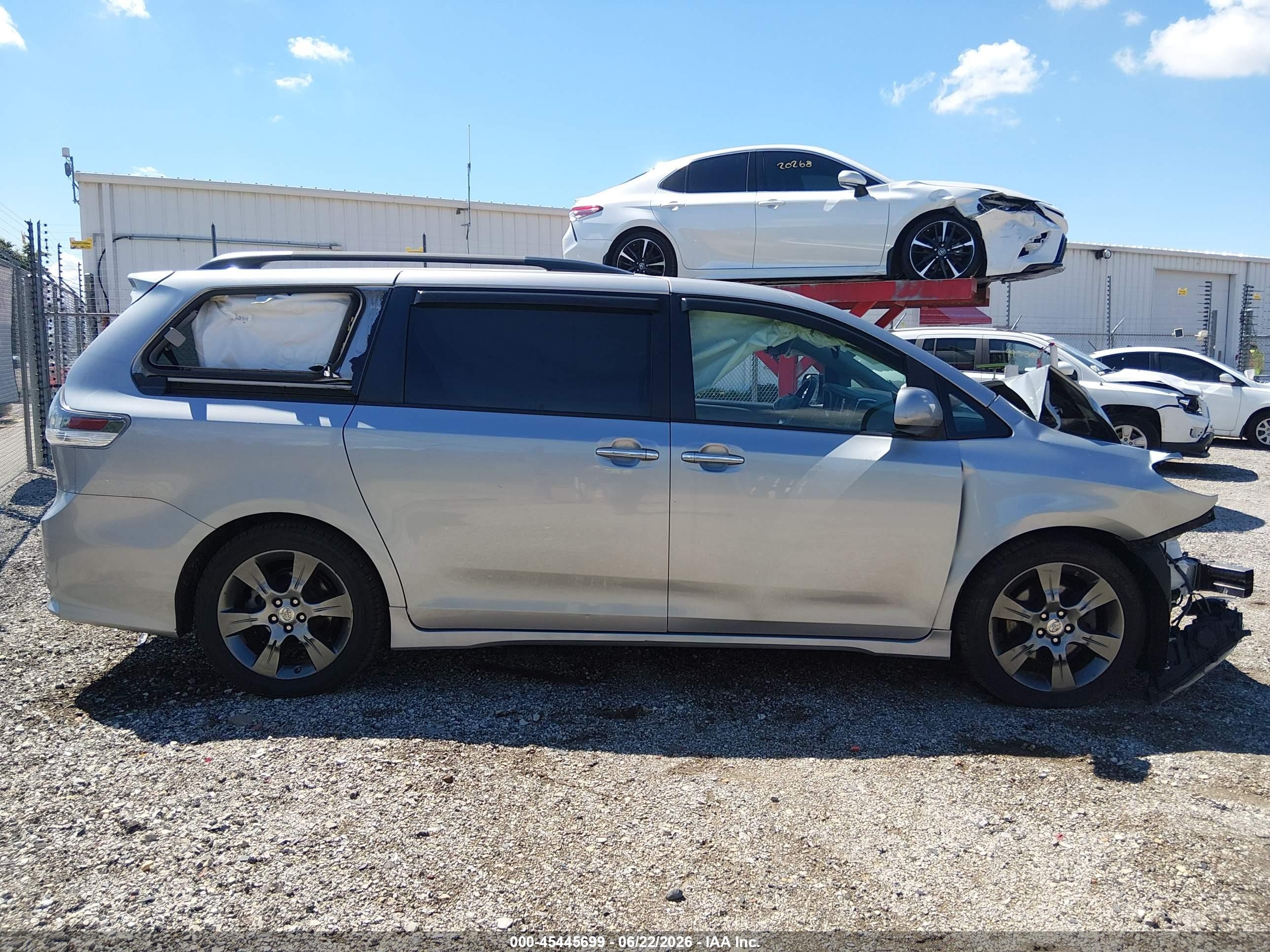 2015 Toyota Sienna Se 8 Passenger Silver vin: 5TDXK3DC8FS605680