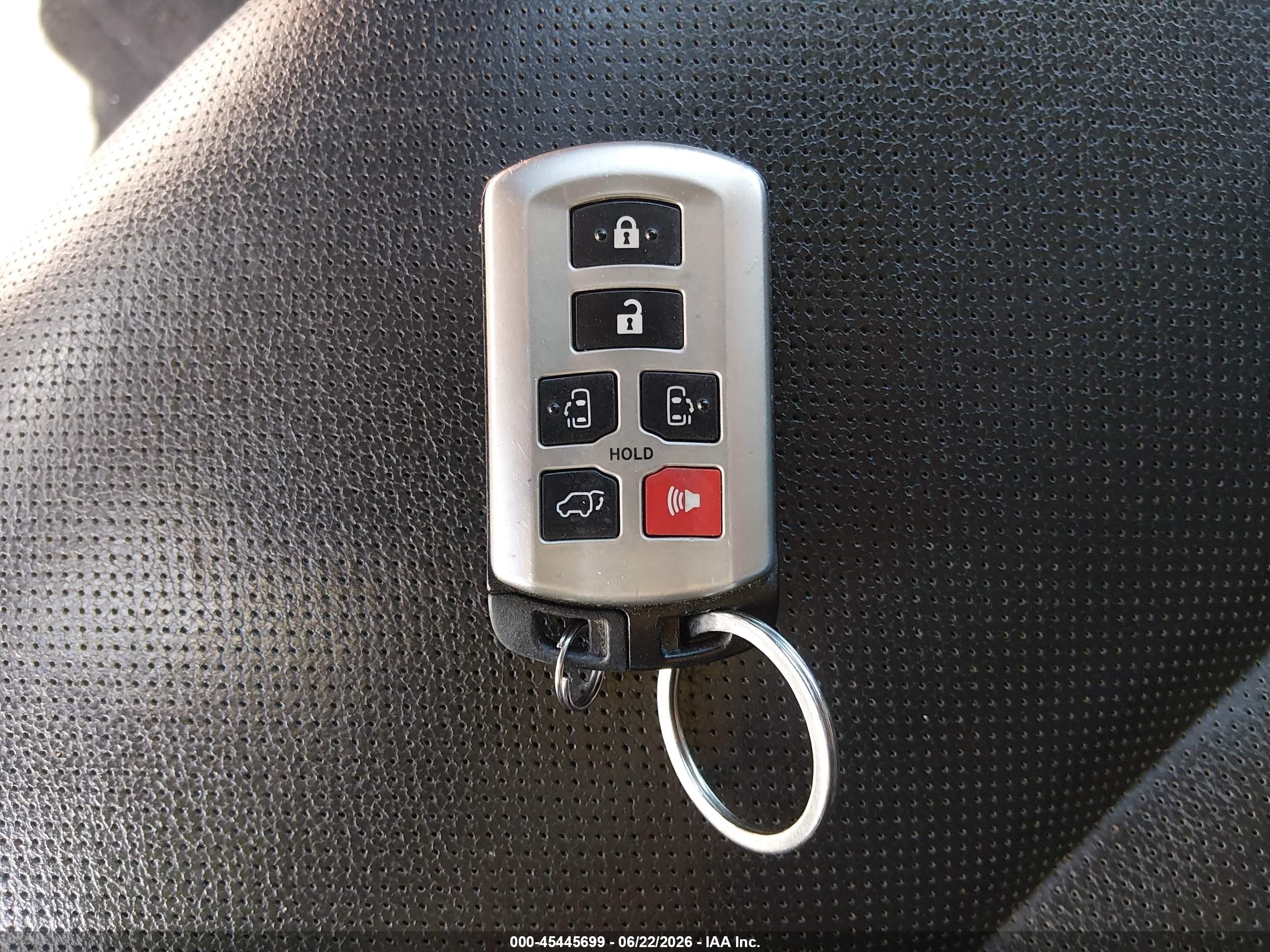 2015 Toyota Sienna Se 8 Passenger Silver vin: 5TDXK3DC8FS605680