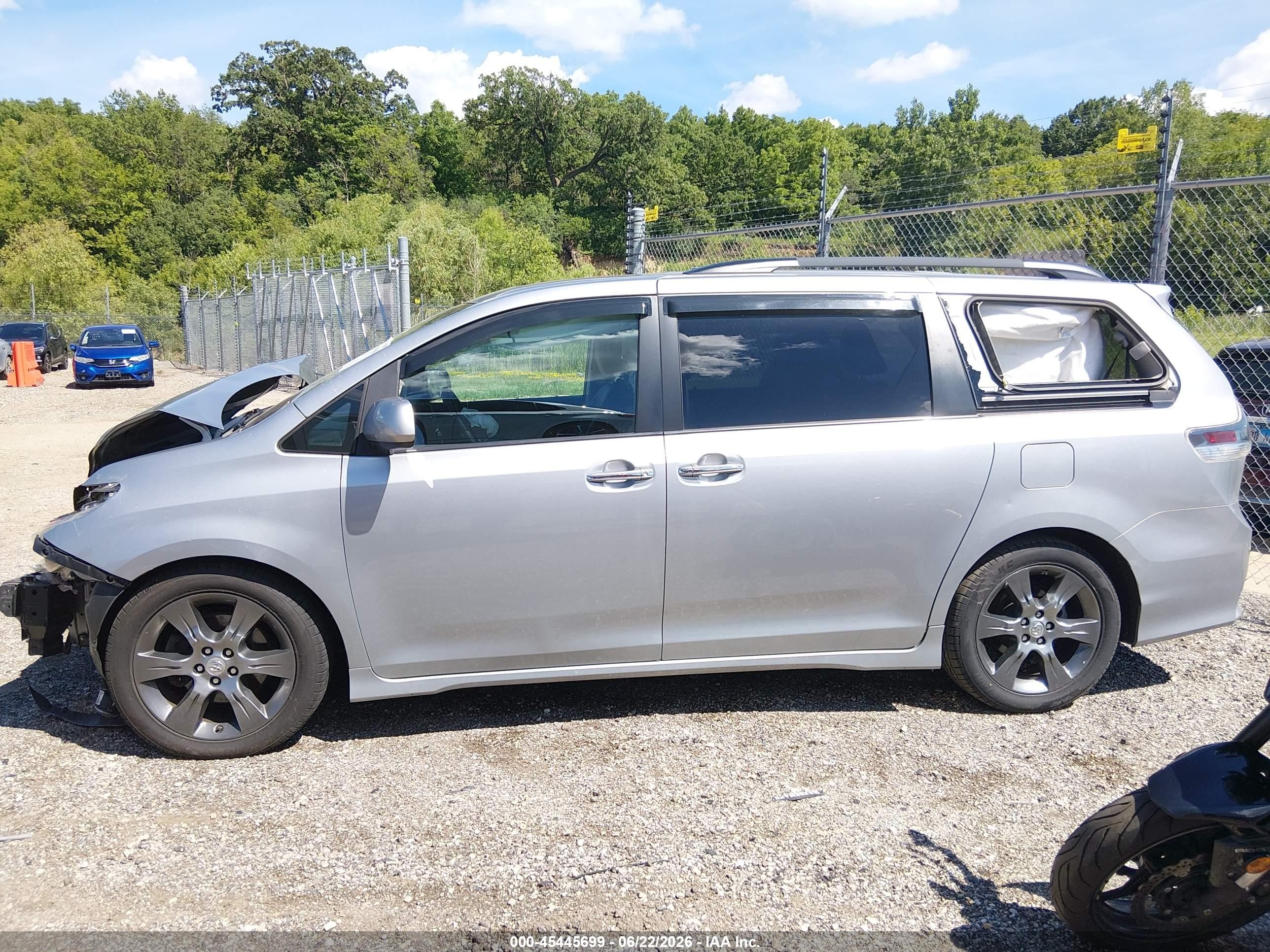 2015 Toyota Sienna Se 8 Passenger Silver vin: 5TDXK3DC8FS605680