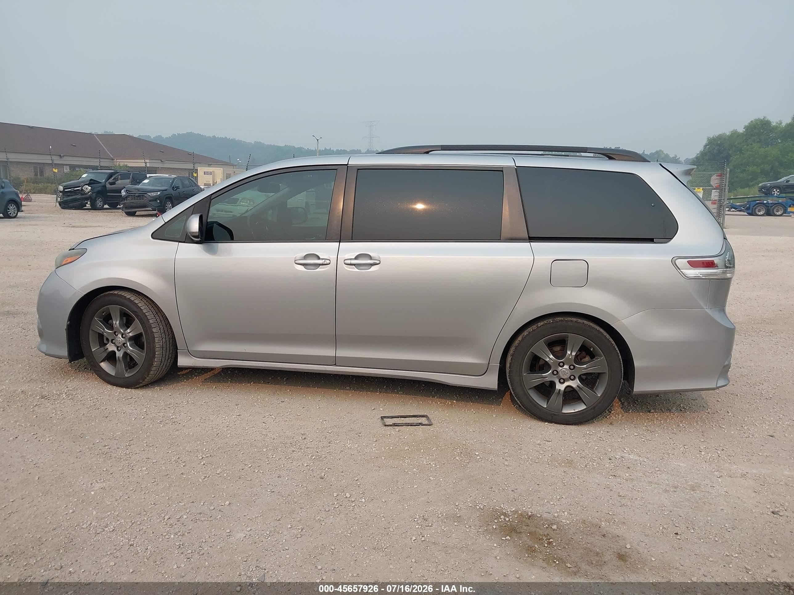 2015 Toyota Sienna Se 8 Passenger/se Premium 8 Passenger Silver vin: 5TDXK3DC8FS640395