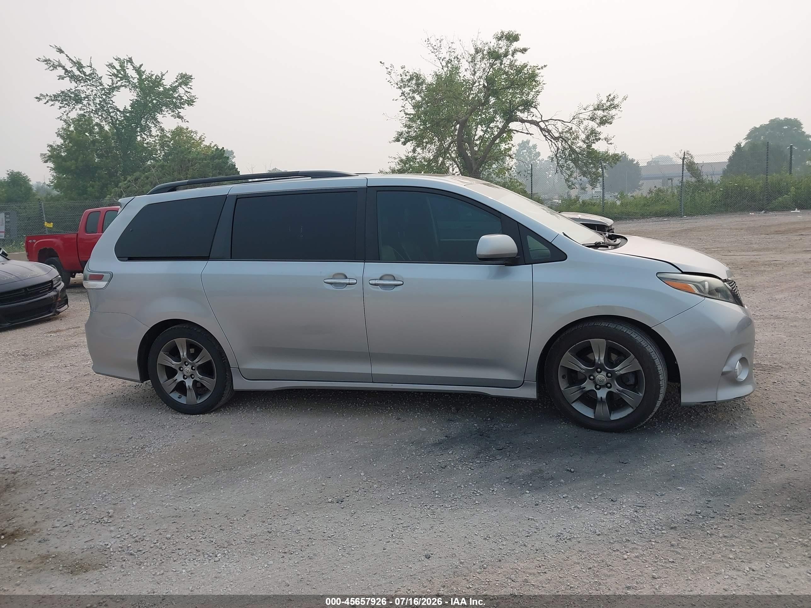 2015 Toyota Sienna Se 8 Passenger/se Premium 8 Passenger Silver vin: 5TDXK3DC8FS640395