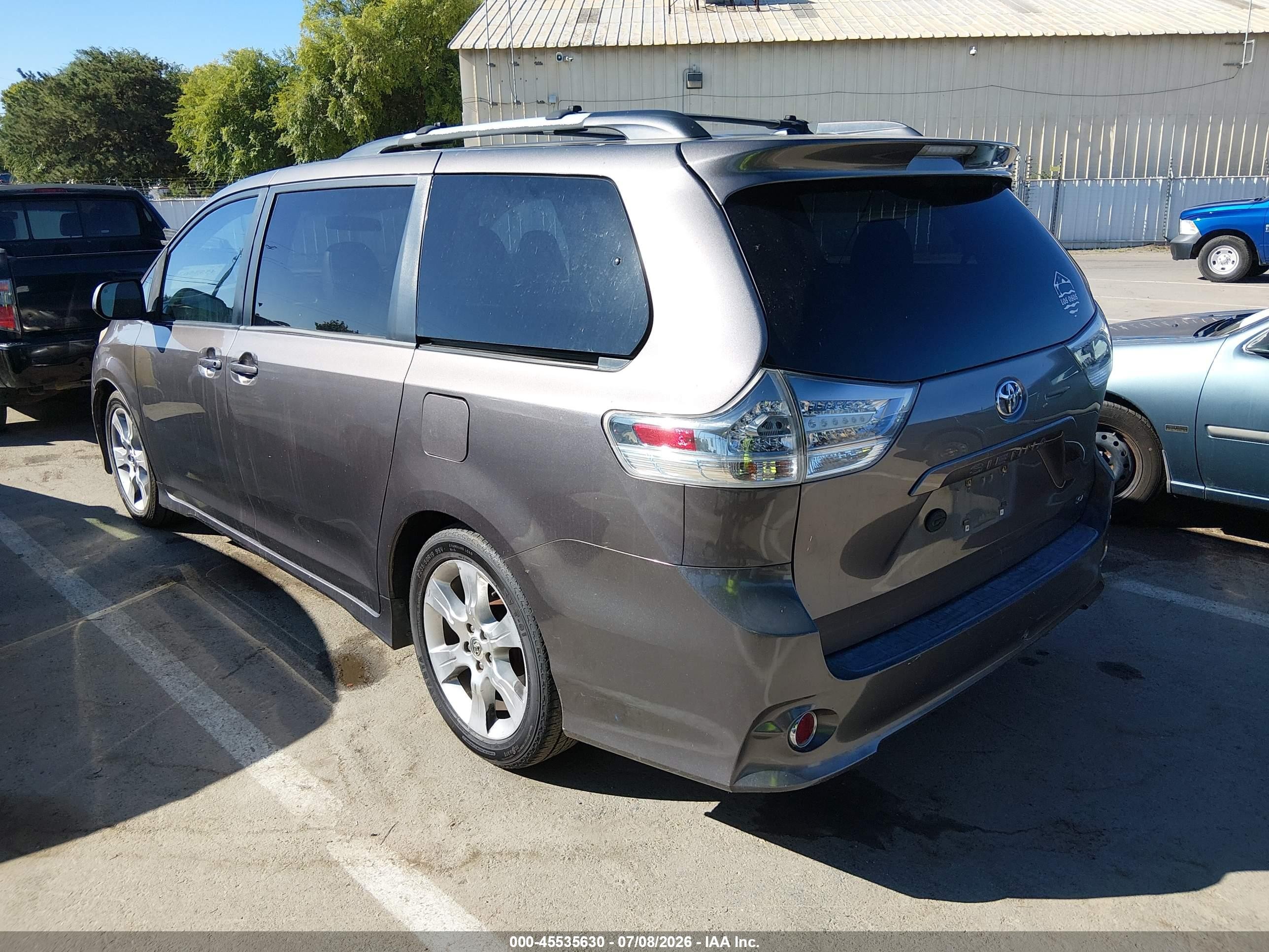 2011 Toyota Sienna Se Gray vin: 5TDXK3DC9BS035618
