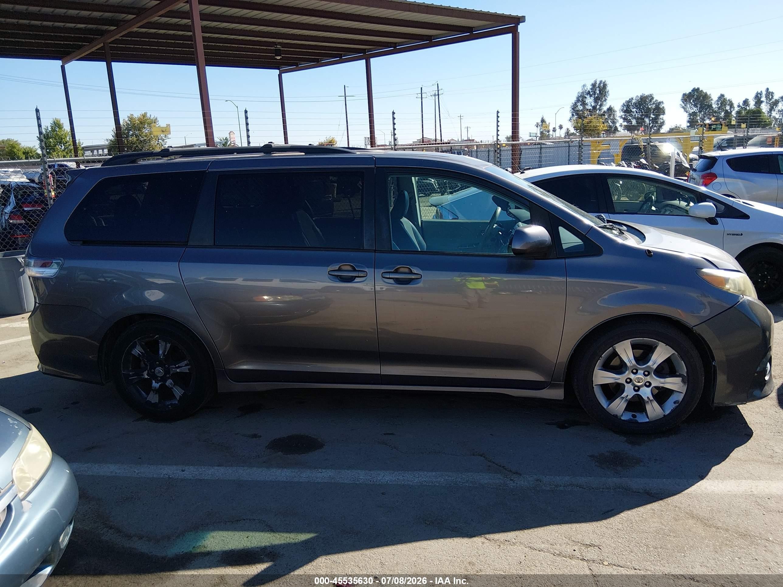 2011 Toyota Sienna Se Gray vin: 5TDXK3DC9BS035618