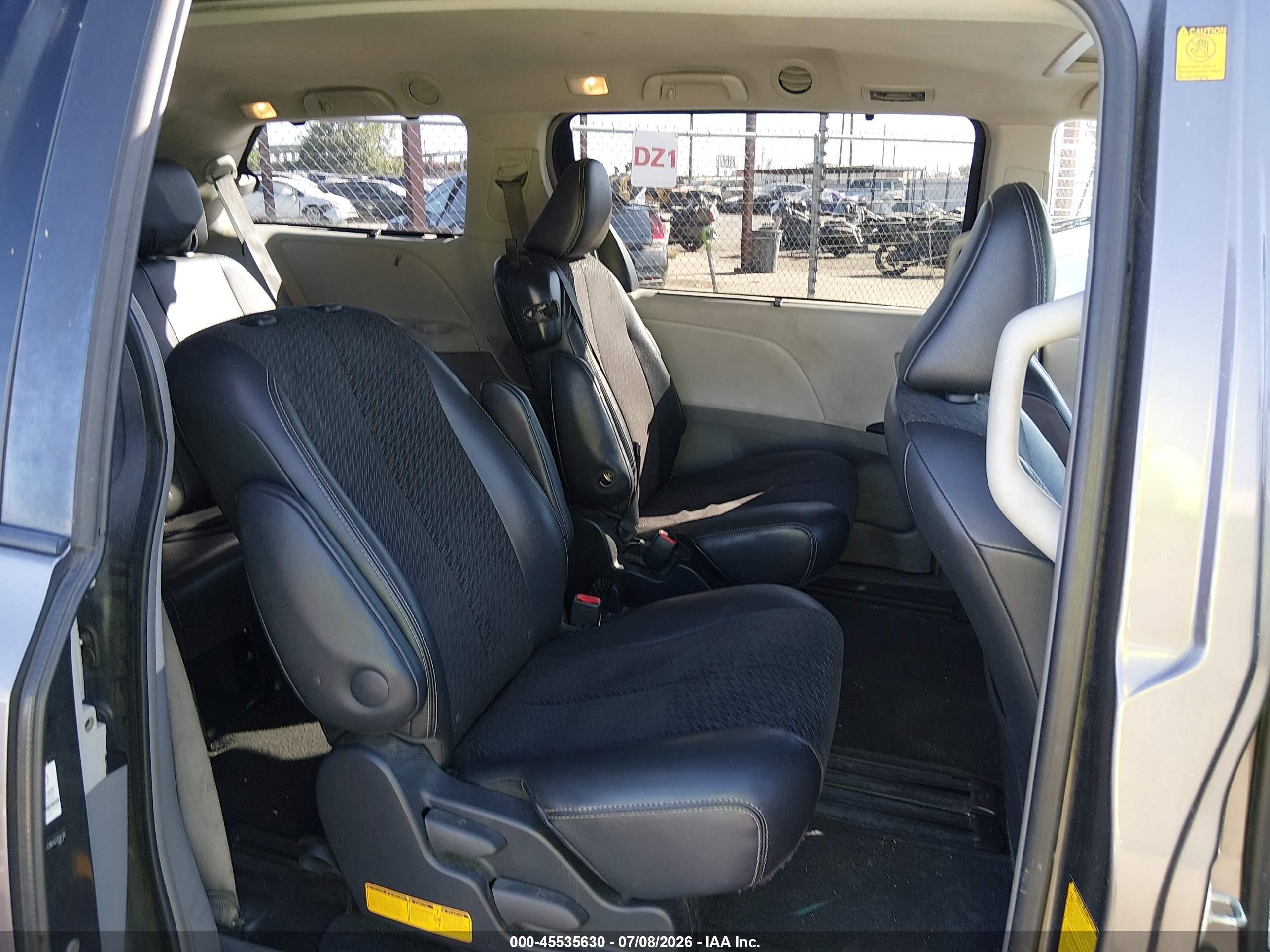 2011 Toyota Sienna Se Gray vin: 5TDXK3DC9BS035618