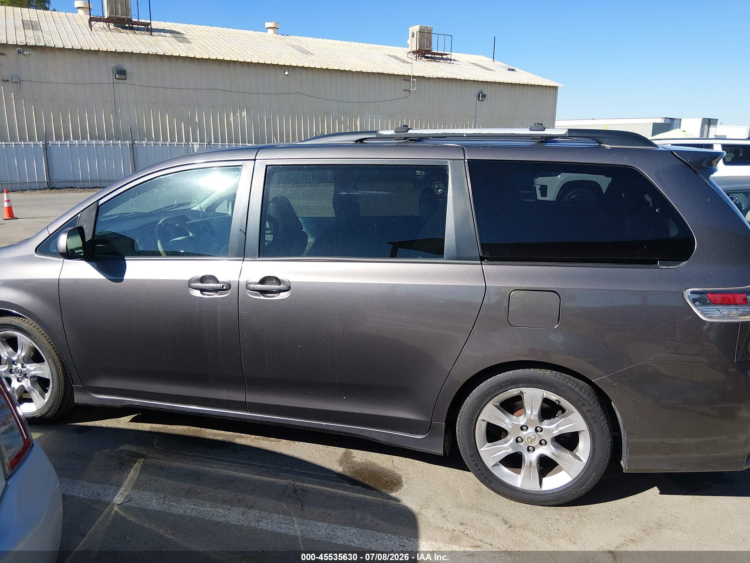 2011 Toyota Sienna Se Gray vin: 5TDXK3DC9BS035618