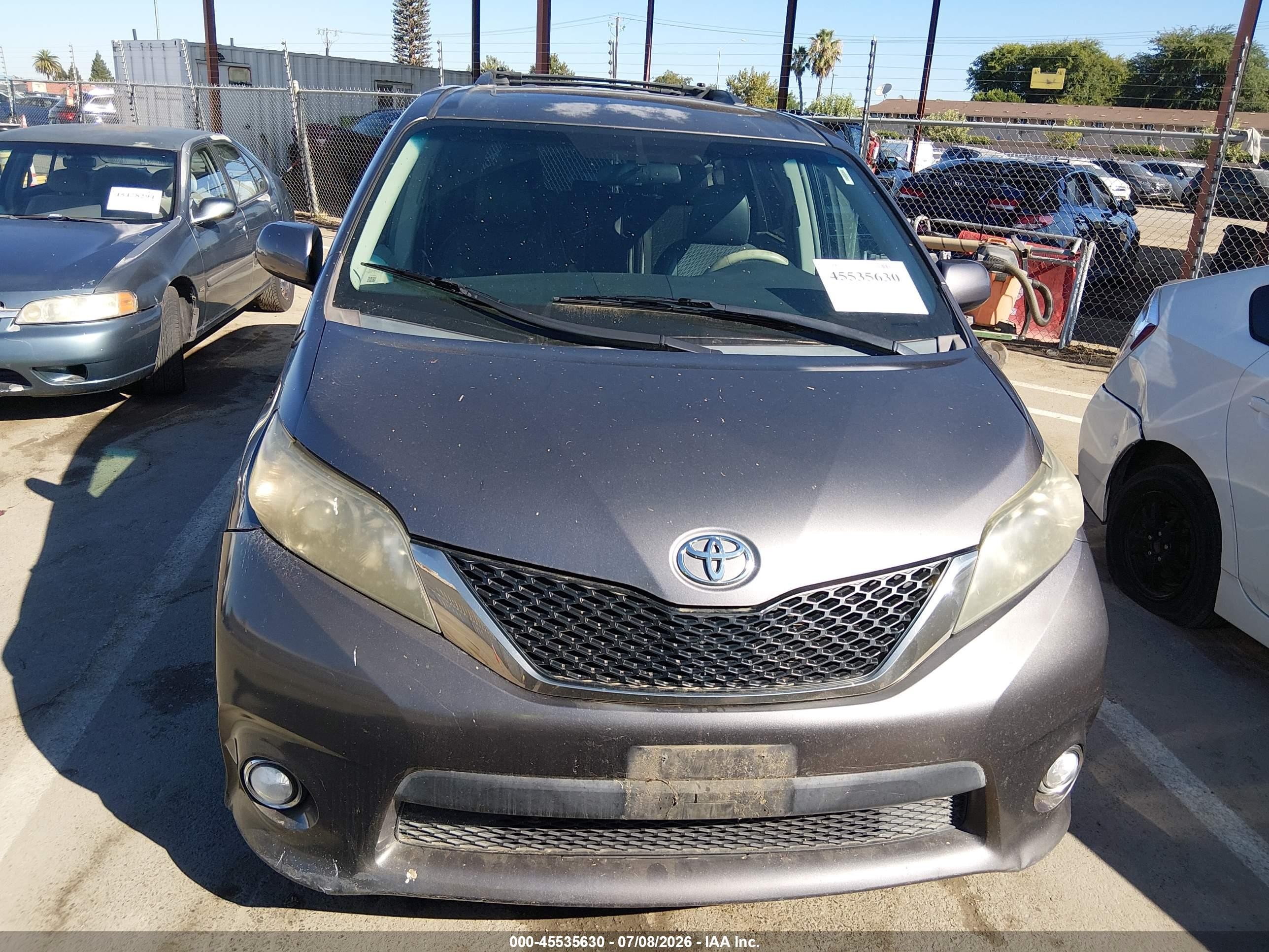 2011 Toyota Sienna Se Gray vin: 5TDXK3DC9BS035618