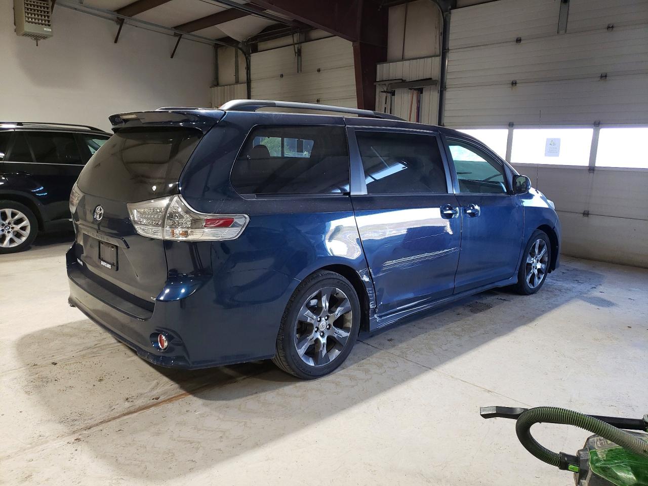 2011 Toyota Sienna Se 8-passenger Blue vin: 5TDXK3DC9BS116697