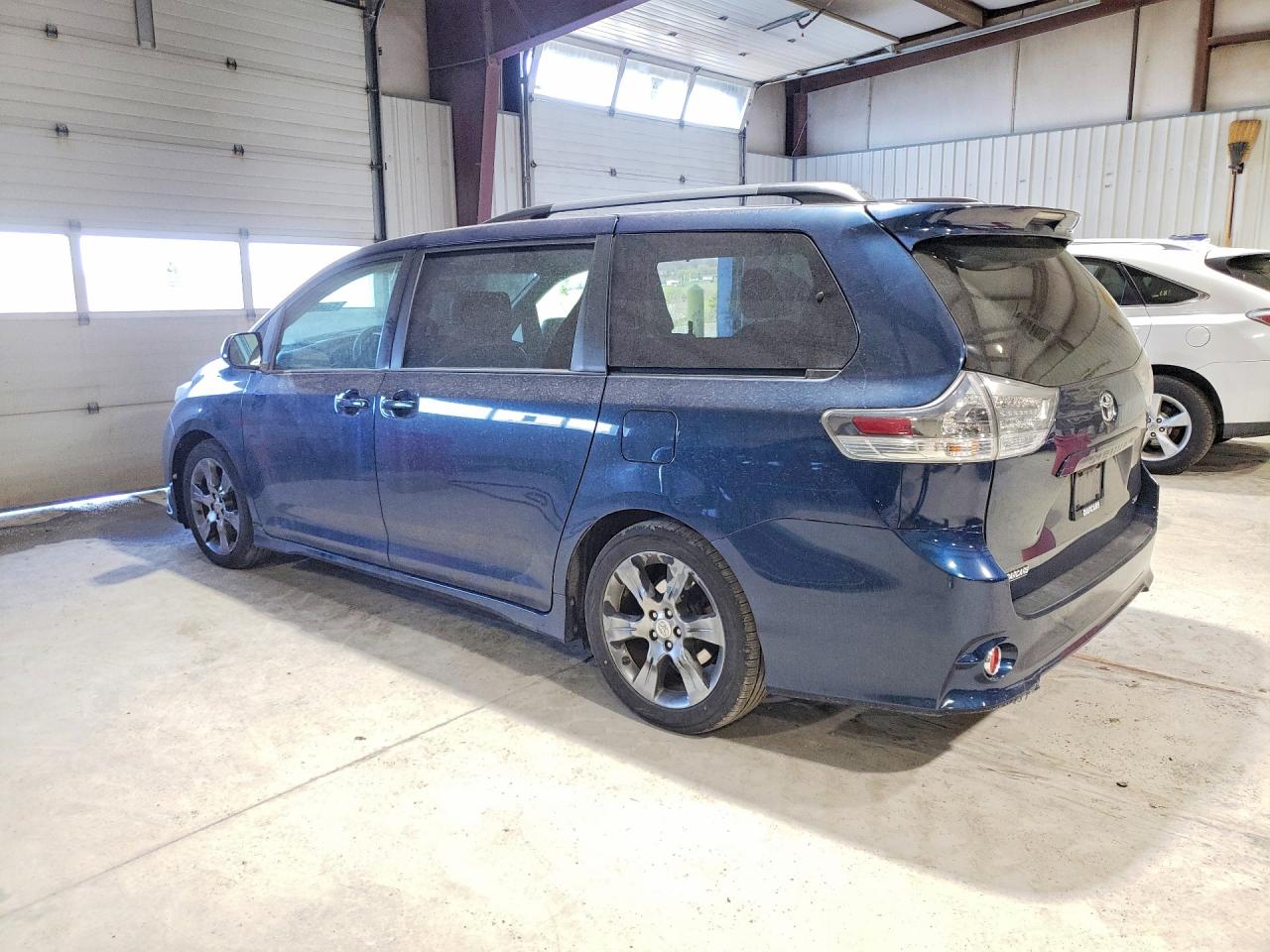 2011 Toyota Sienna Se 8-passenger Blue vin: 5TDXK3DC9BS116697