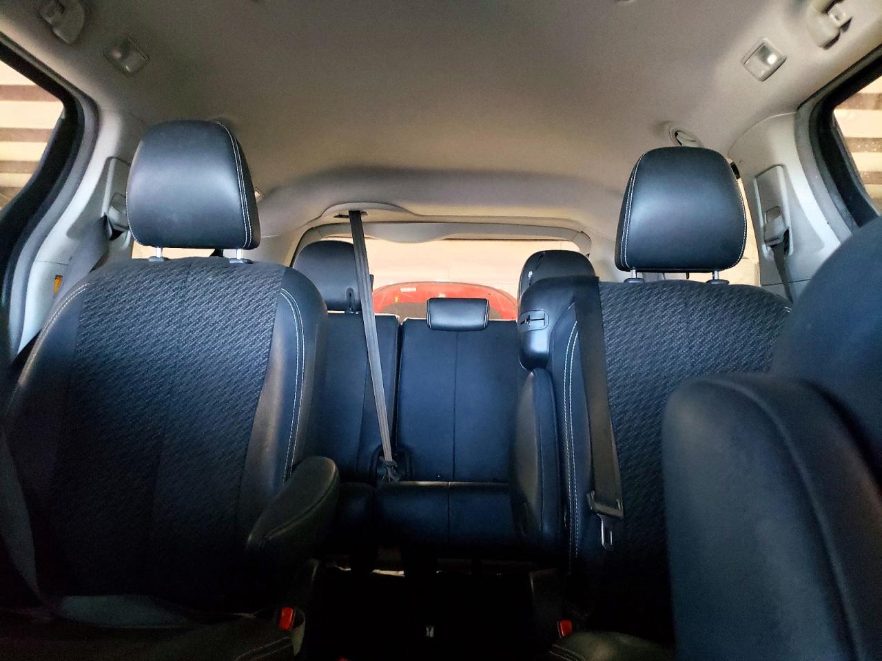 2011 Toyota Sienna Se 8-passenger Blue vin: 5TDXK3DC9BS116697