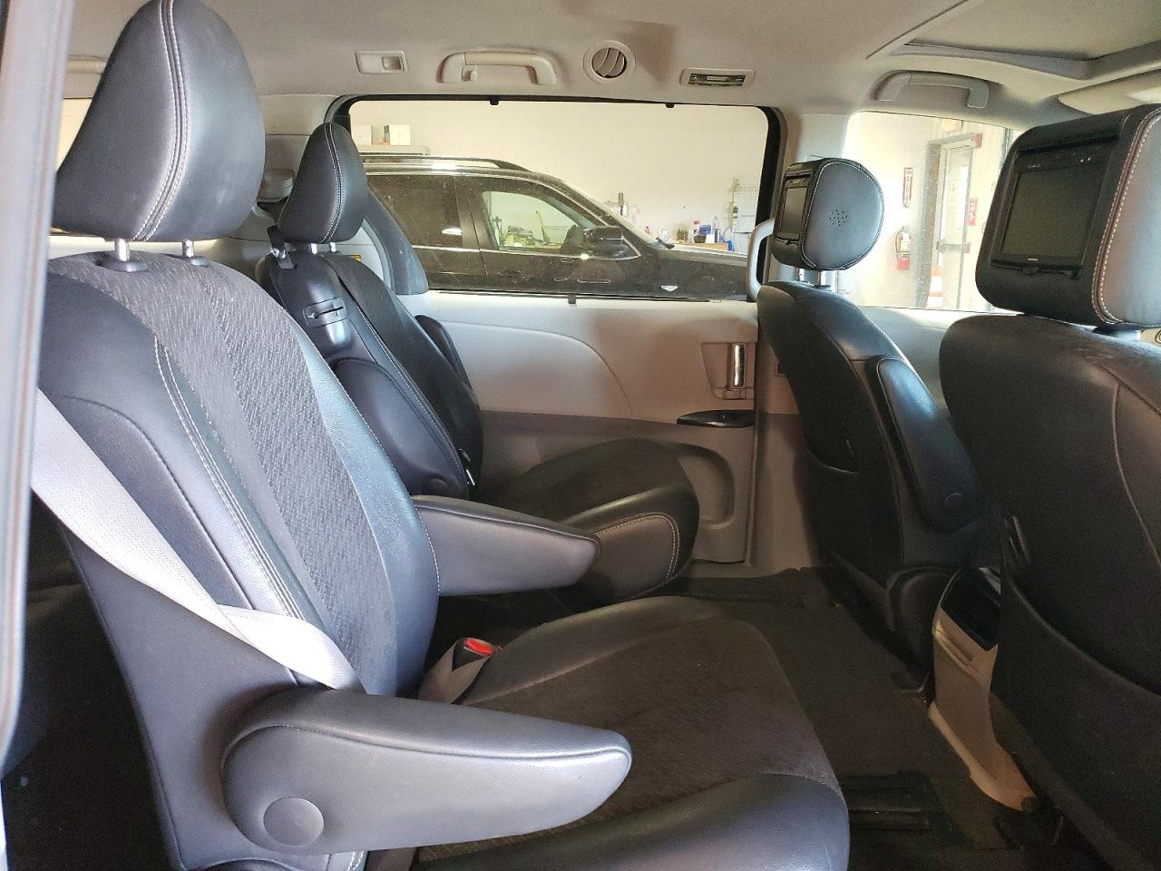 2011 Toyota Sienna Se 8-passenger Blue vin: 5TDXK3DC9BS116697