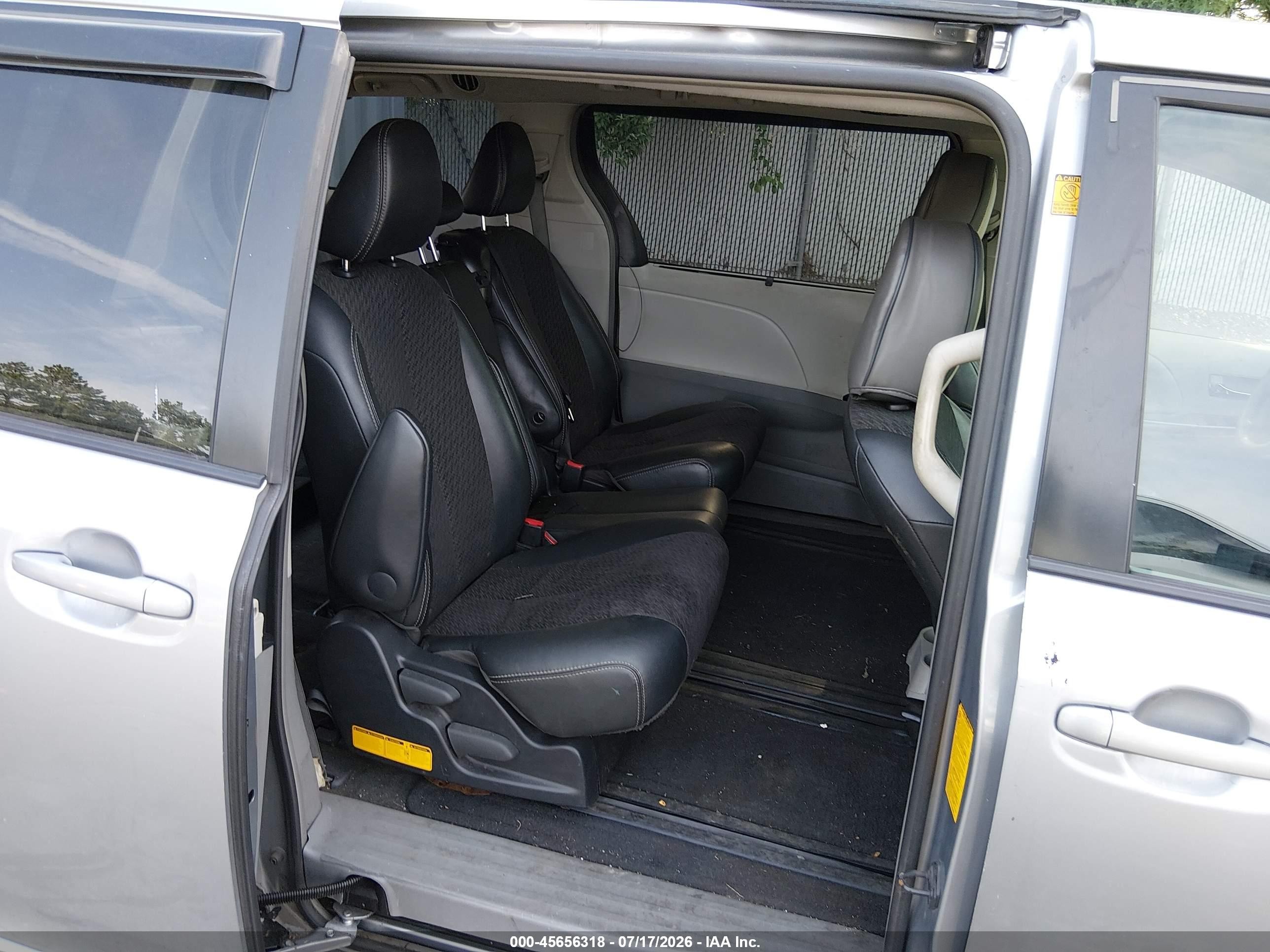 2012 Toyota Sienna Se 8 Passenger Gray vin: 5TDXK3DC9CS200584