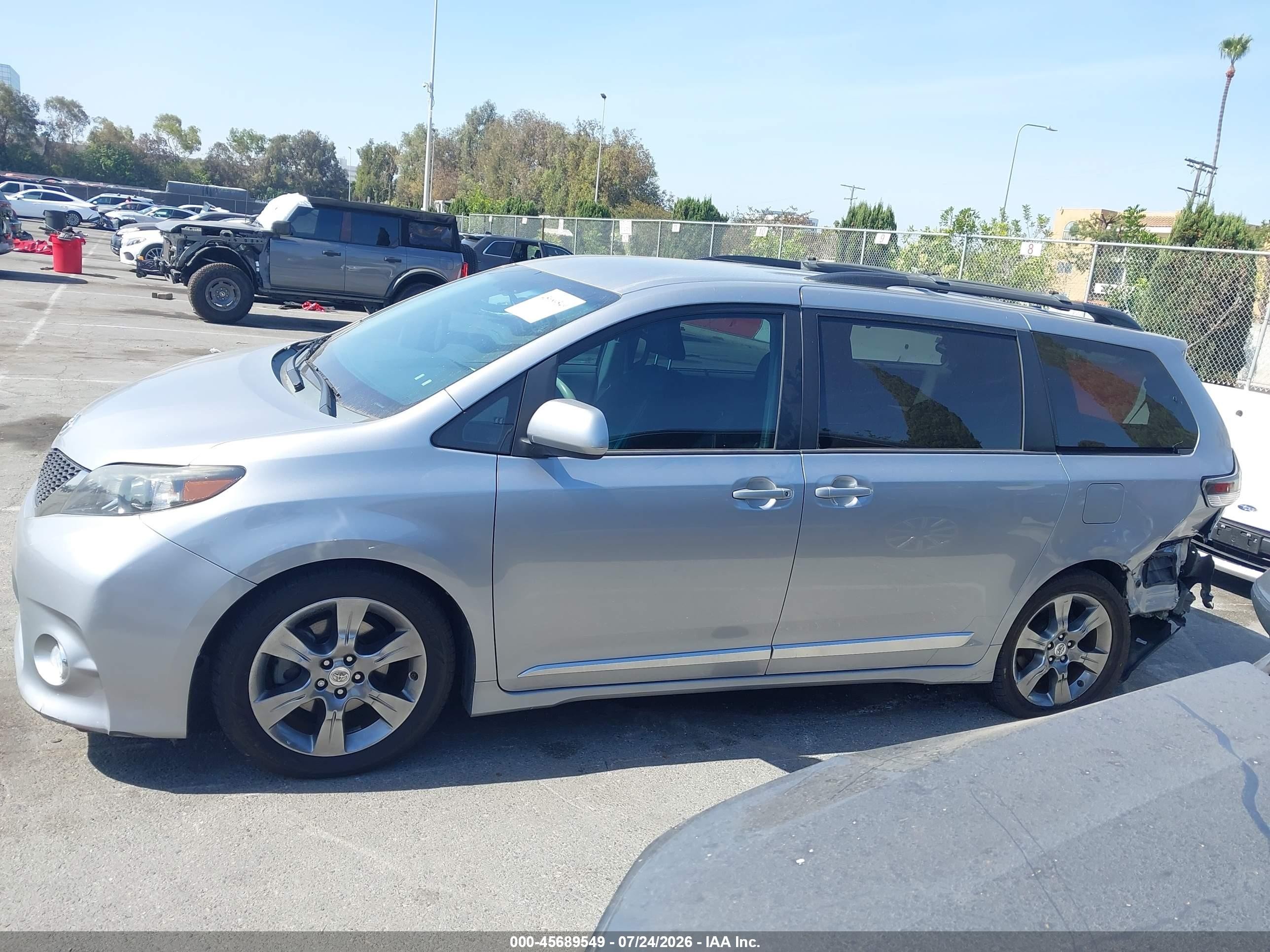 2012 Toyota Sienna Se 8 Passenger Серебряный vin: 5TDXK3DC9CS236324