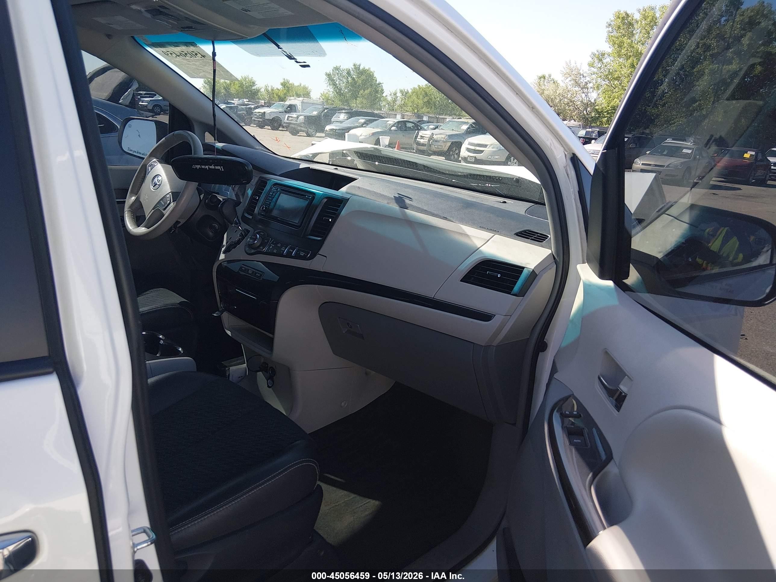 2013 Toyota Sienna Se 8 Passenger Белый vin: 5TDXK3DC9DS318801