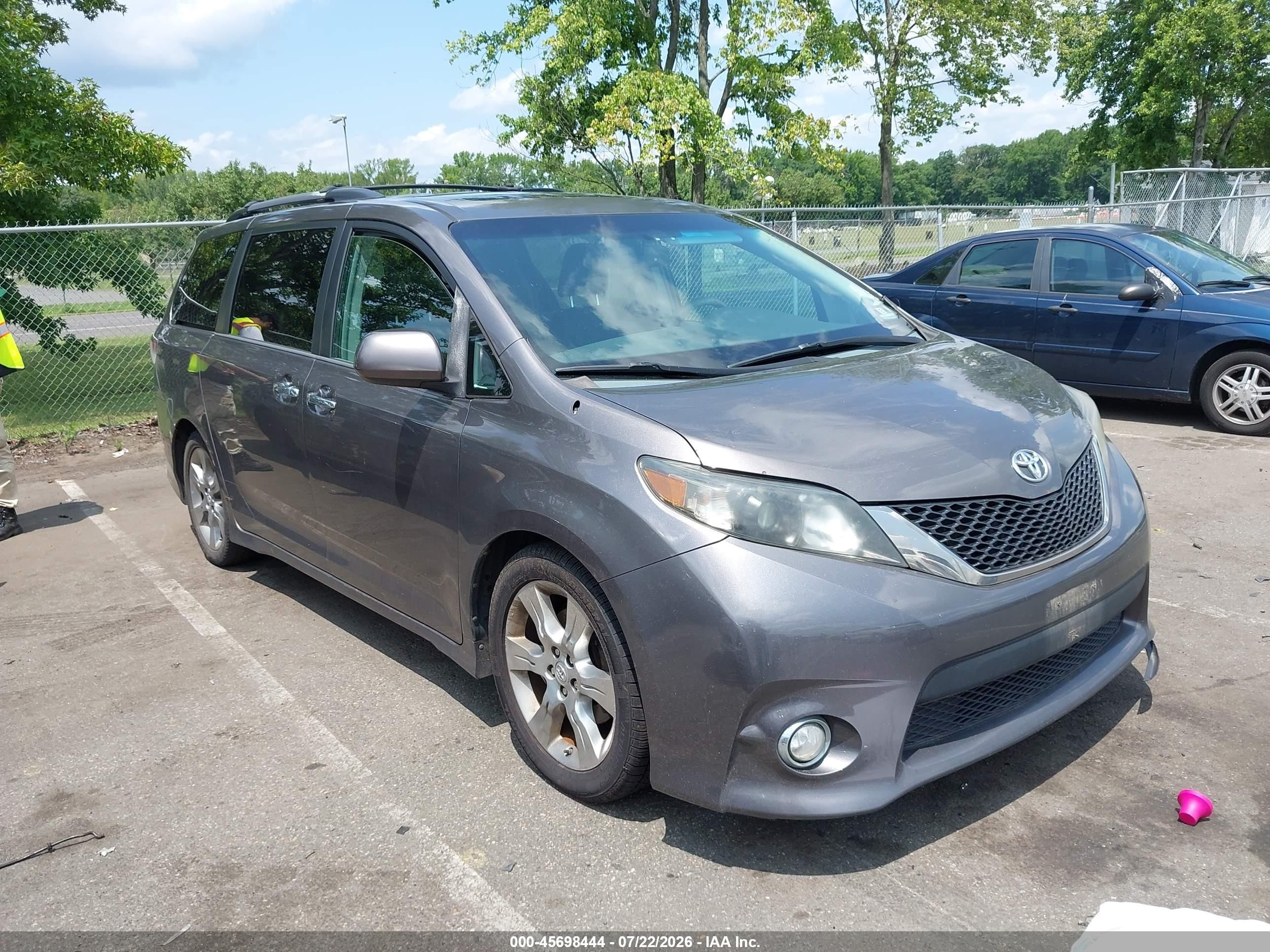 2013 Toyota Sienna Se 8 Passenger Gray vin: 5TDXK3DC9DS353788