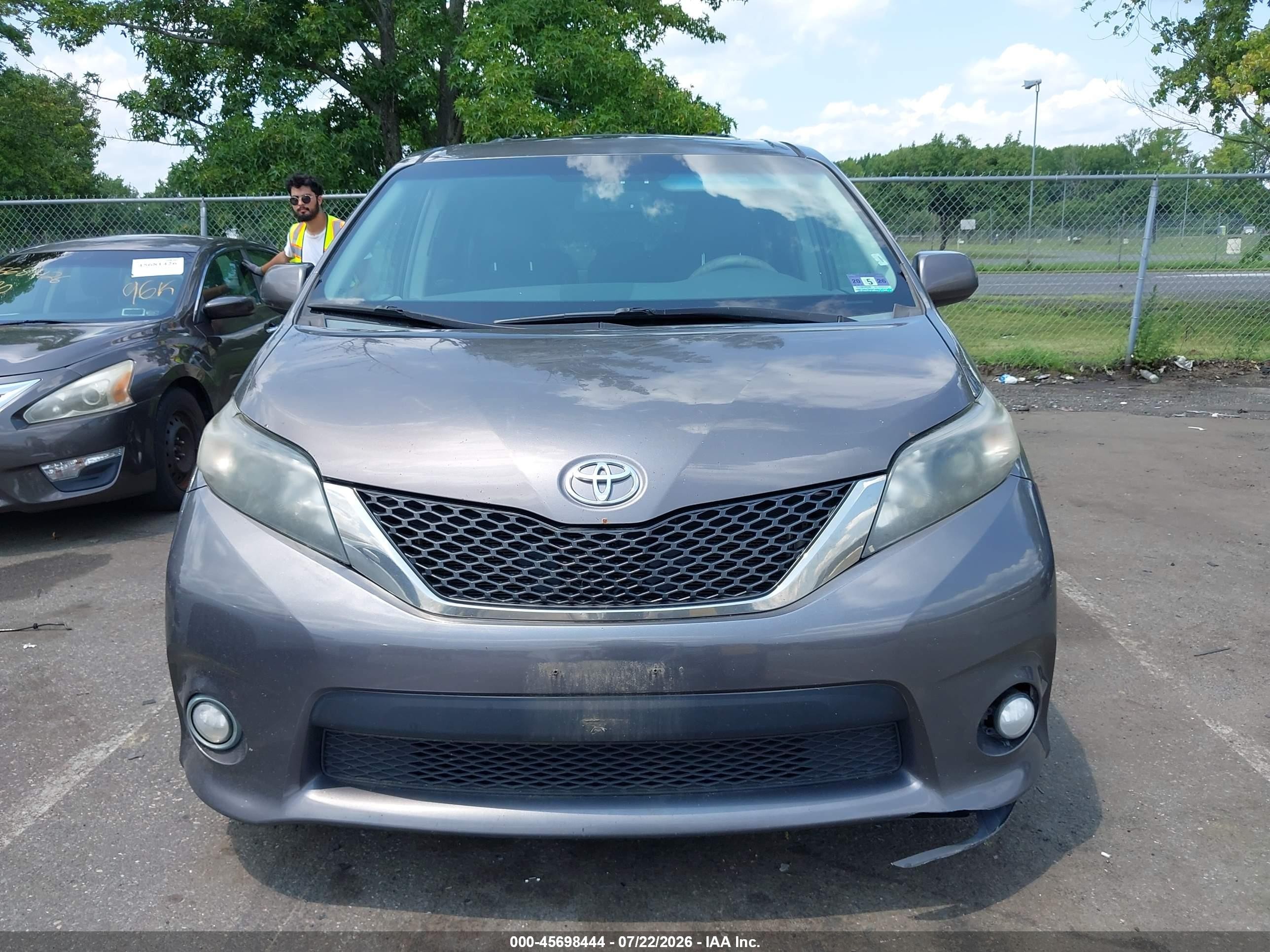 2013 Toyota Sienna Se 8 Passenger Gray vin: 5TDXK3DC9DS353788