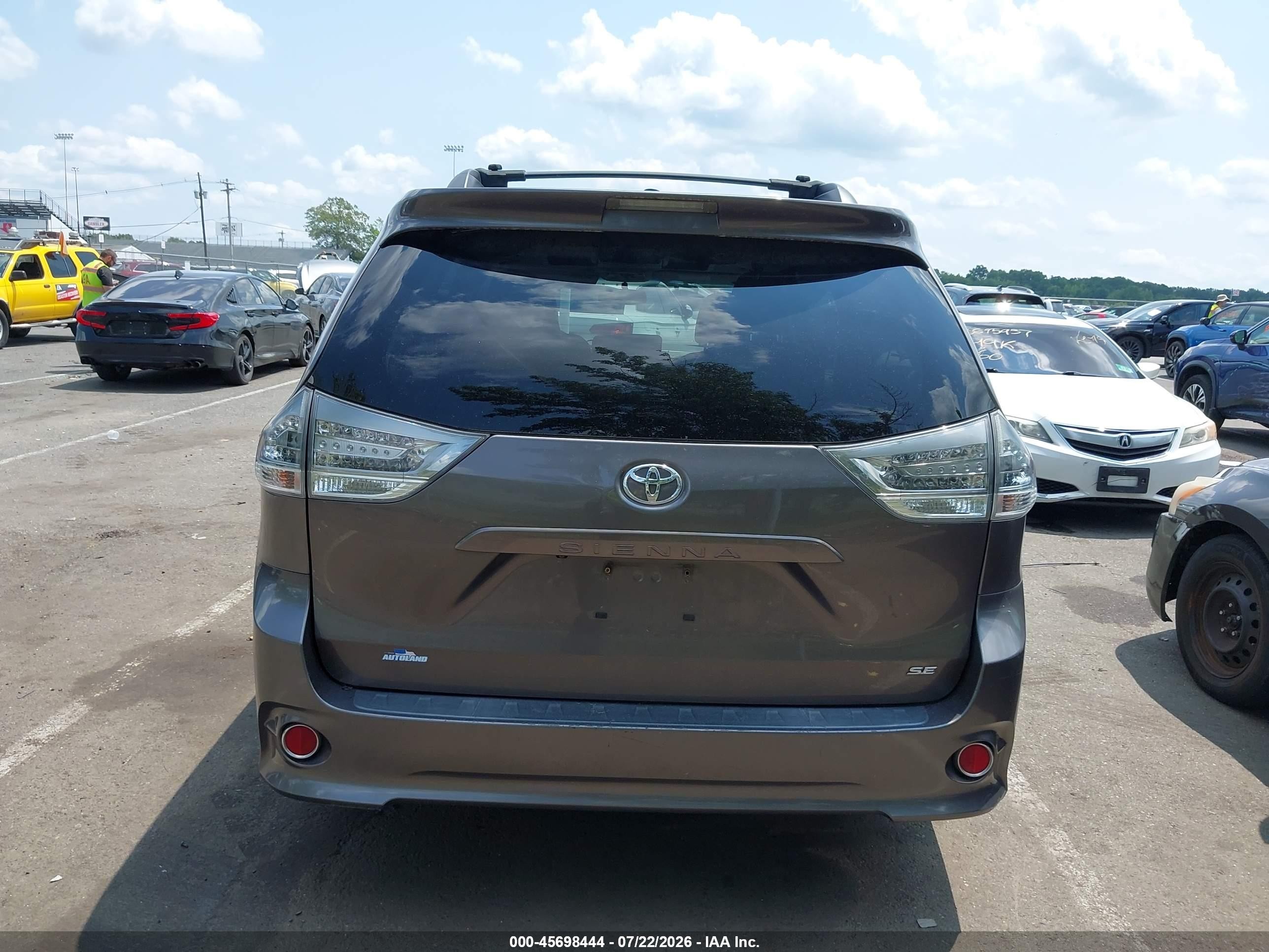 2013 Toyota Sienna Se 8 Passenger Gray vin: 5TDXK3DC9DS353788