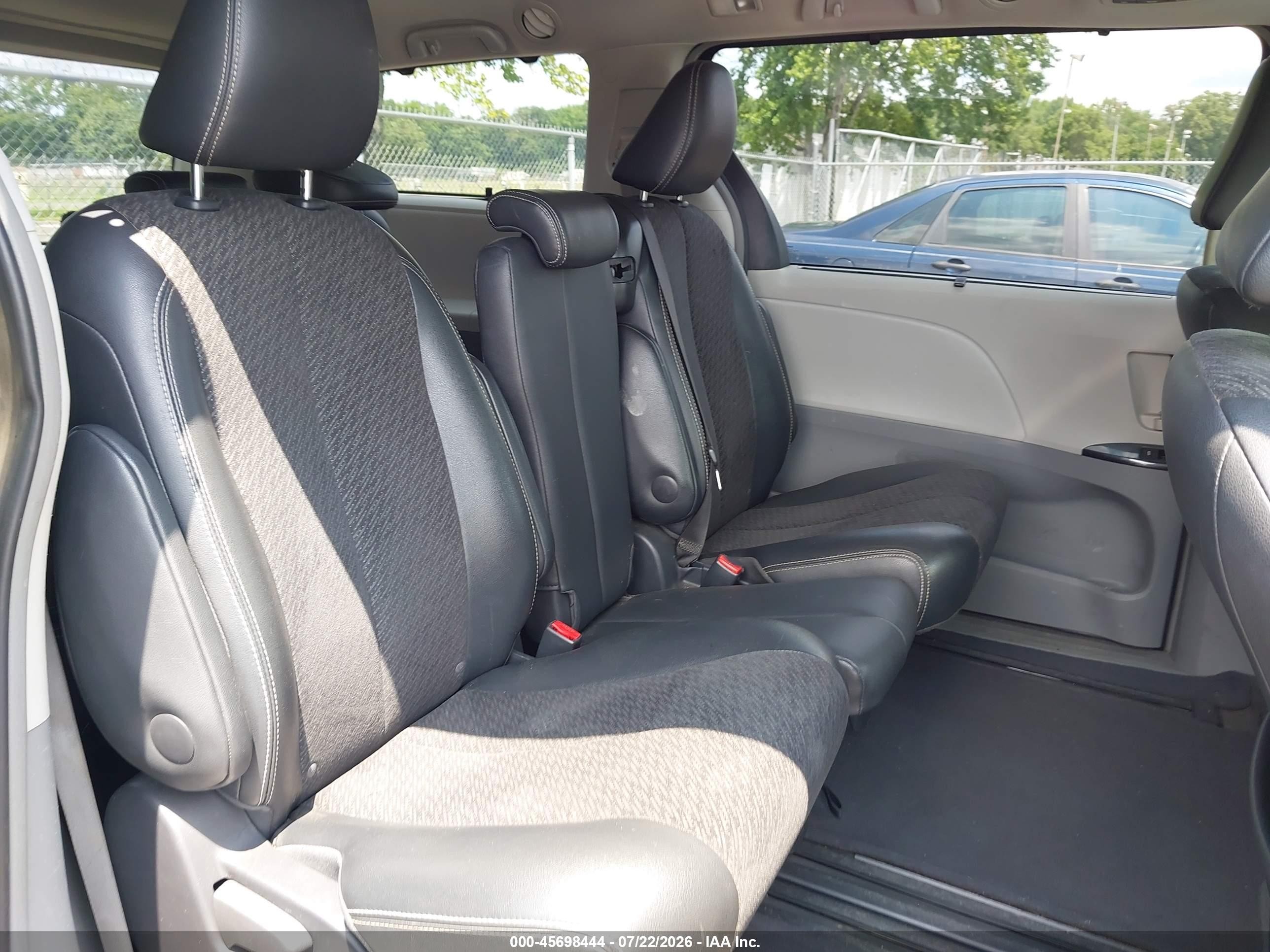 2013 Toyota Sienna Se 8 Passenger Gray vin: 5TDXK3DC9DS353788