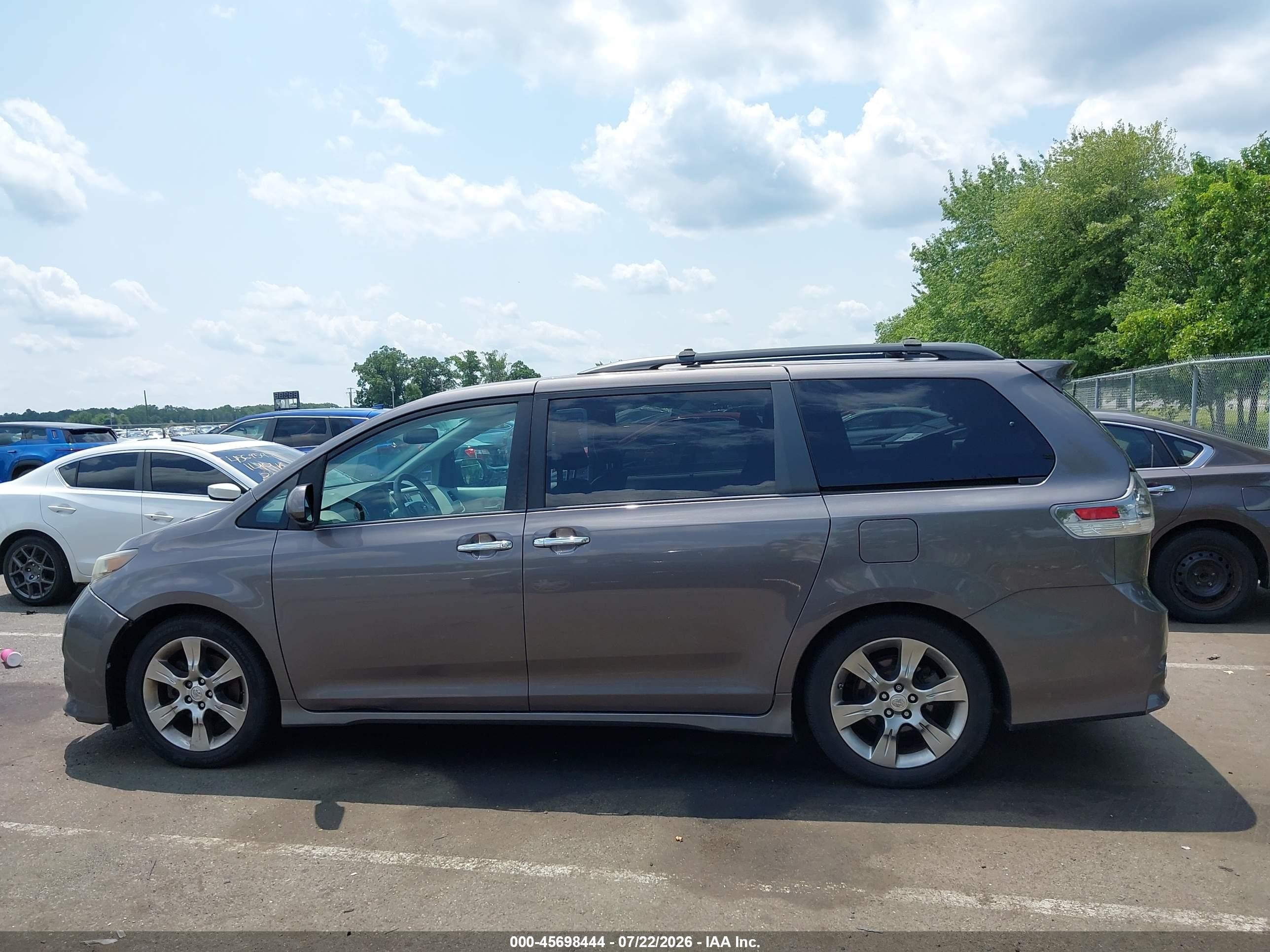 2013 Toyota Sienna Se 8 Passenger Gray vin: 5TDXK3DC9DS353788