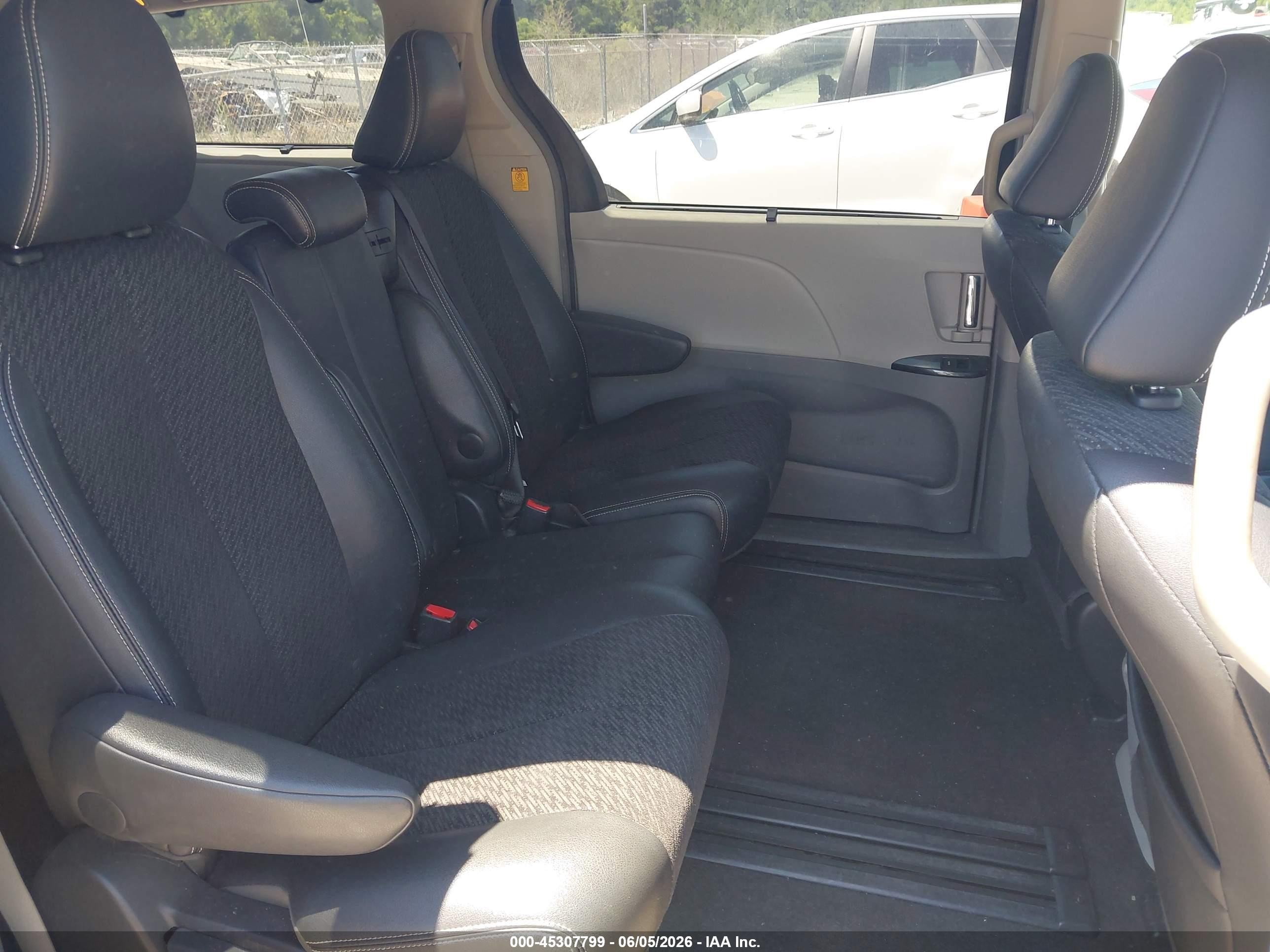 2013 Toyota Sienna Se 8 Passenger Gray vin: 5TDXK3DC9DS384667
