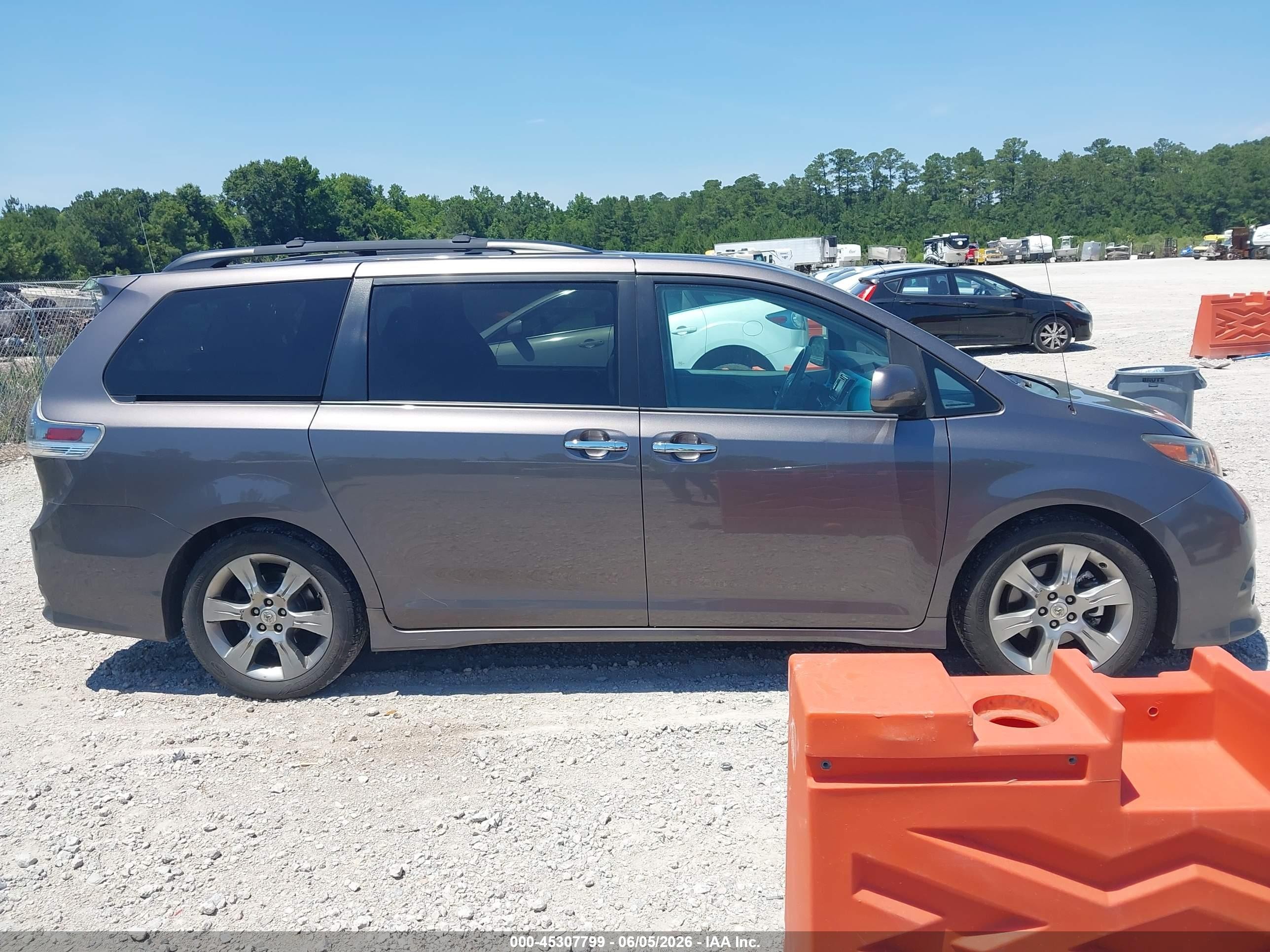 2013 Toyota Sienna Se 8 Passenger Gray vin: 5TDXK3DC9DS384667