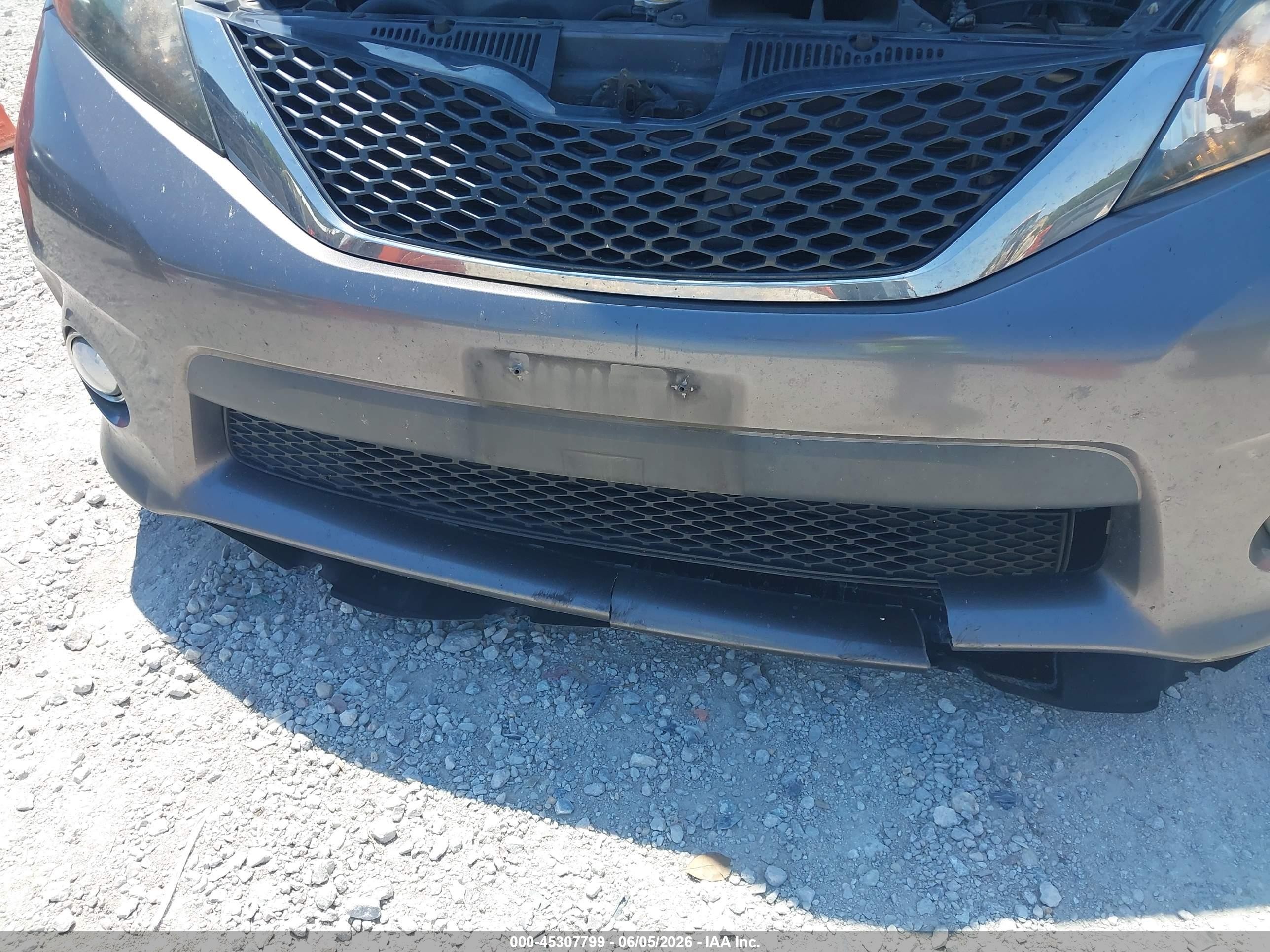 2013 Toyota Sienna Se 8 Passenger Gray vin: 5TDXK3DC9DS384667