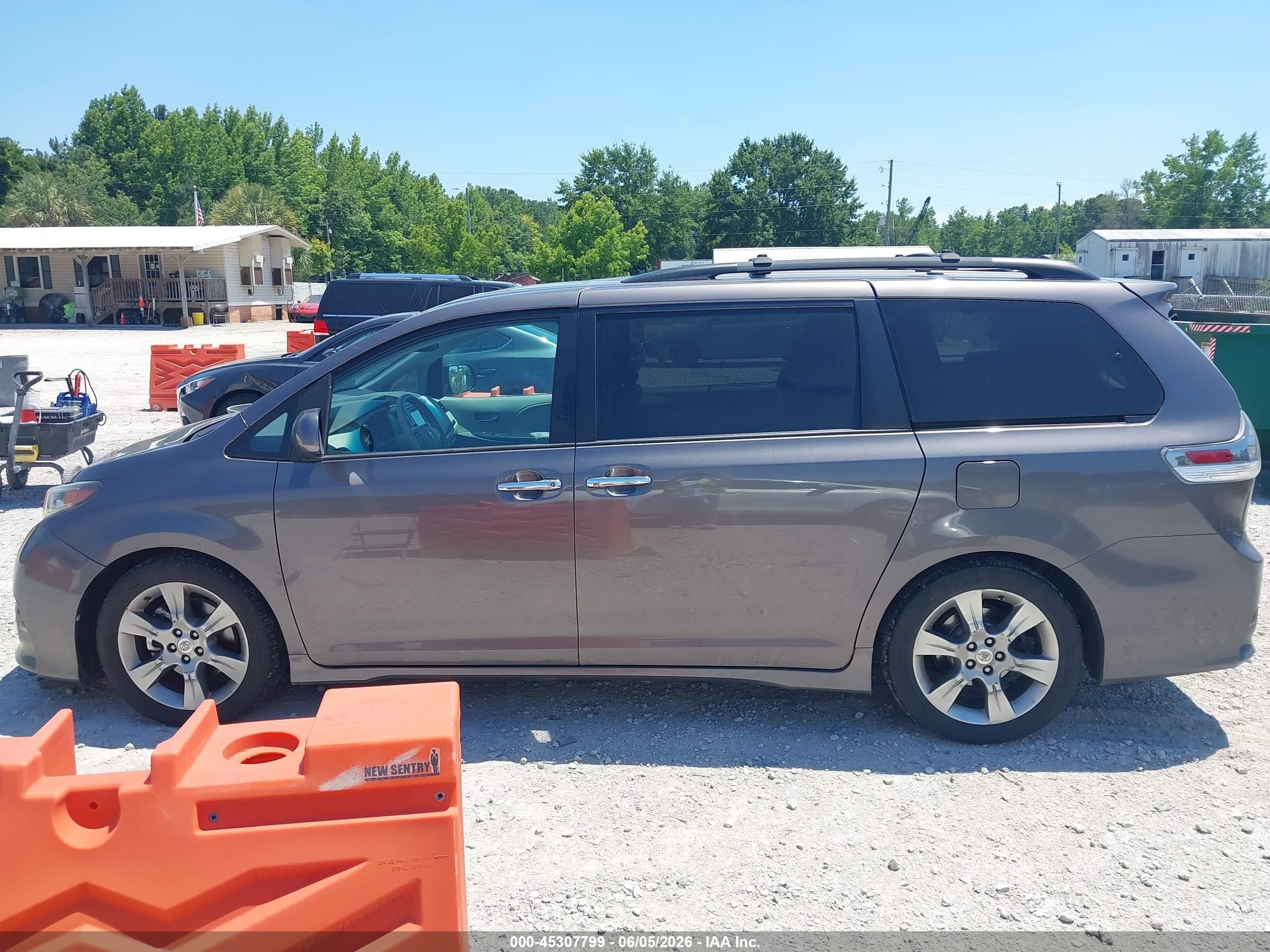 2013 Toyota Sienna Se 8 Passenger Gray vin: 5TDXK3DC9DS384667