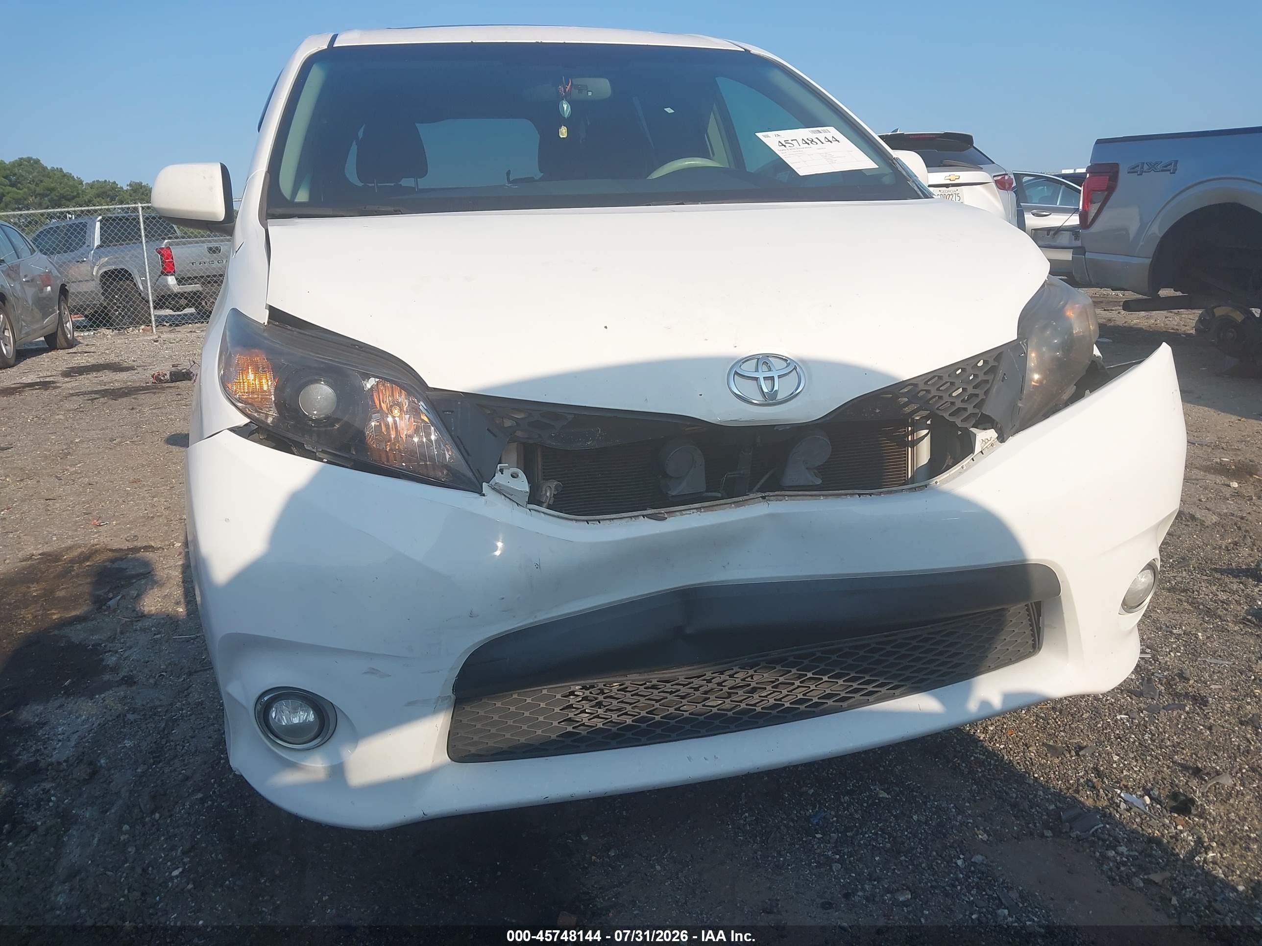2014 Toyota Sienna Se 8 Passenger White vin: 5TDXK3DC9ES412517