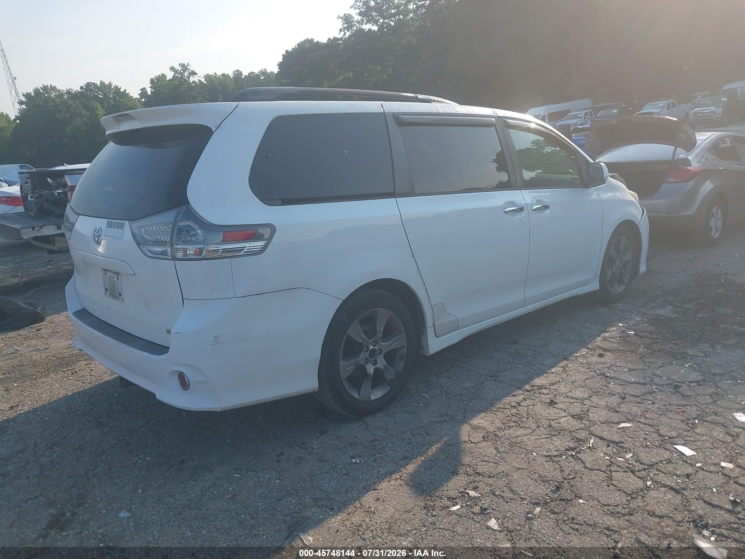 2014 Toyota Sienna Se 8 Passenger White vin: 5TDXK3DC9ES412517