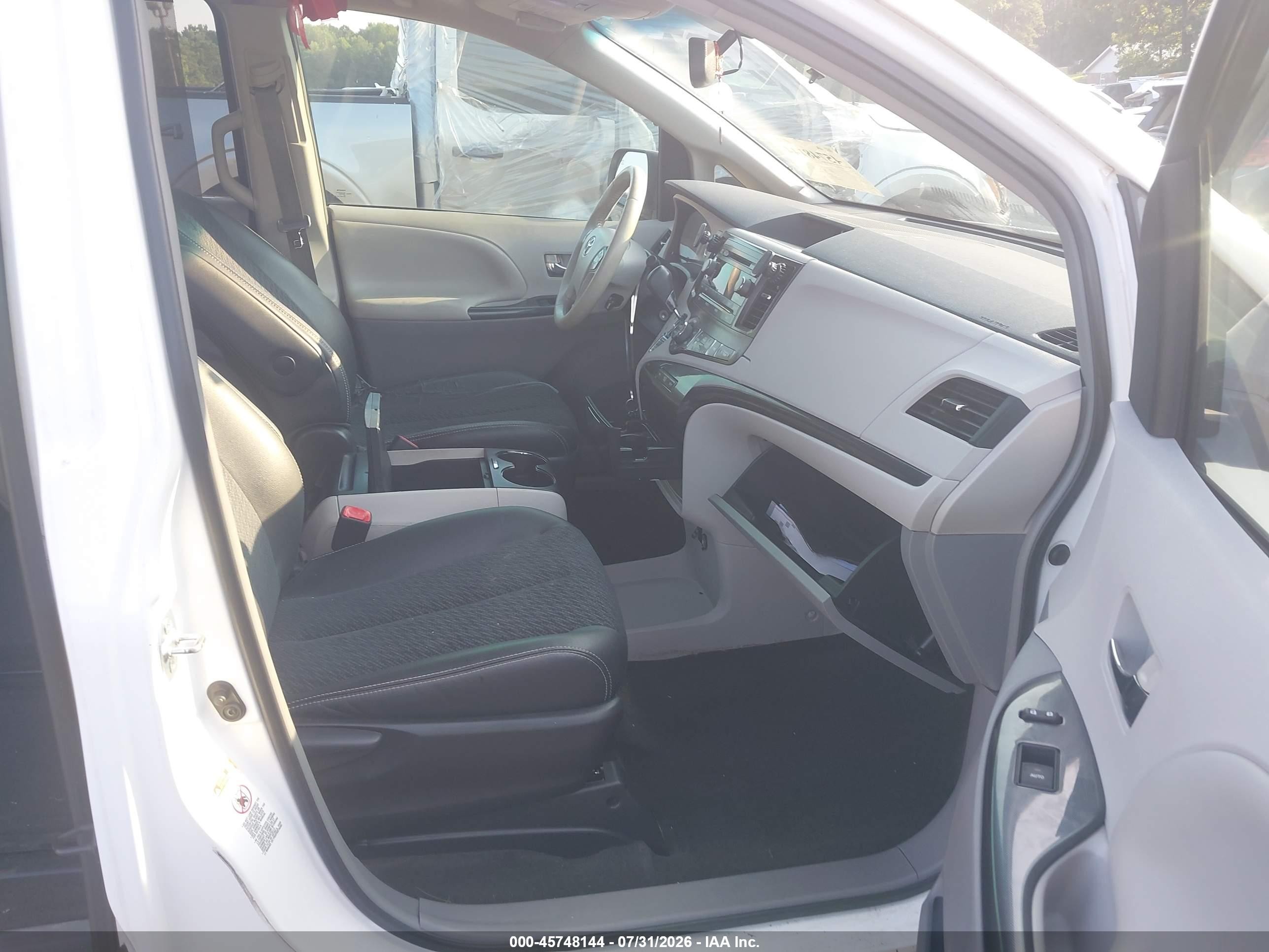 2014 Toyota Sienna Se 8 Passenger White vin: 5TDXK3DC9ES412517