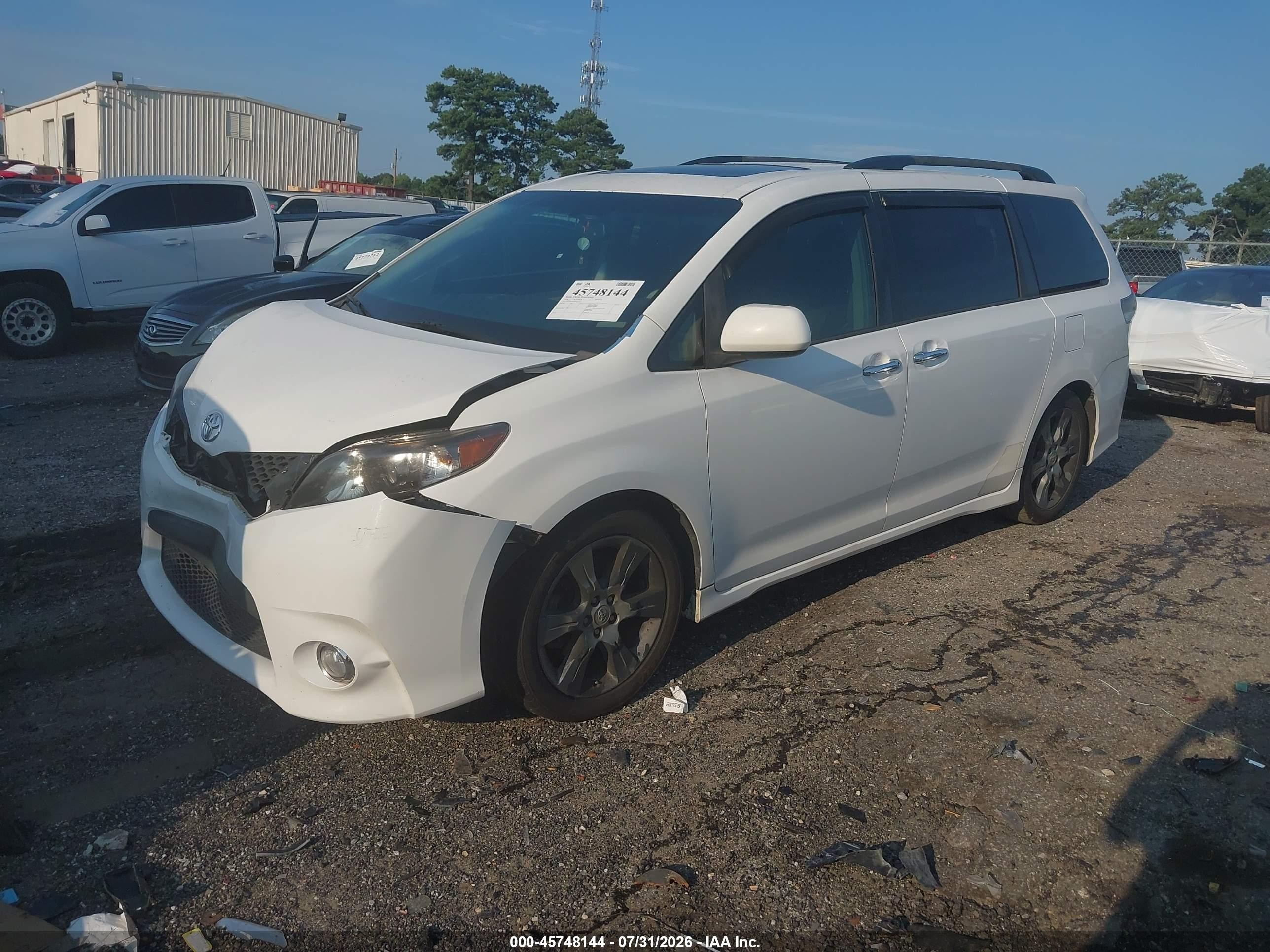 2014 Toyota Sienna Se 8 Passenger White vin: 5TDXK3DC9ES412517