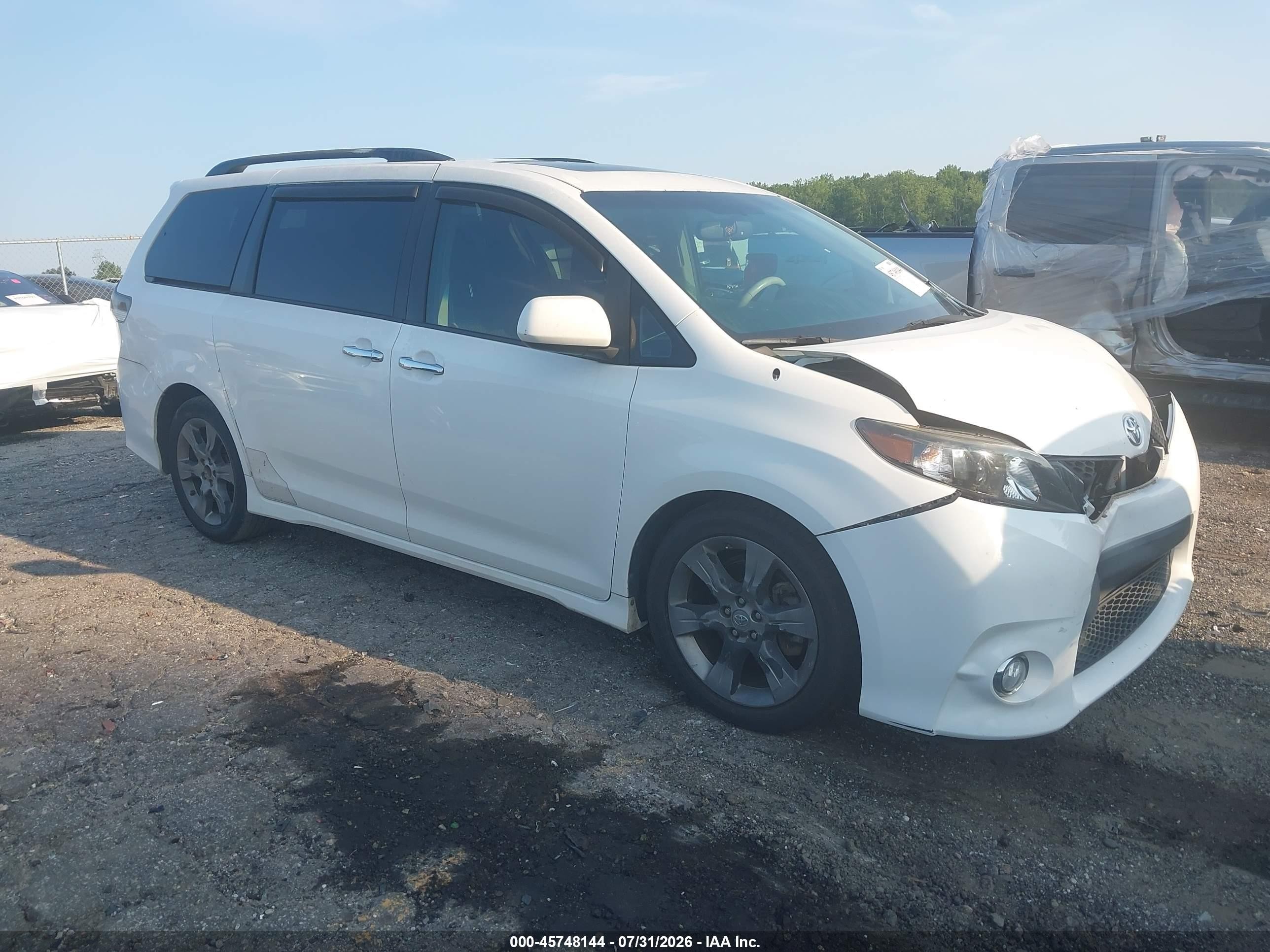 2014 Toyota Sienna Se 8 Passenger White vin: 5TDXK3DC9ES412517