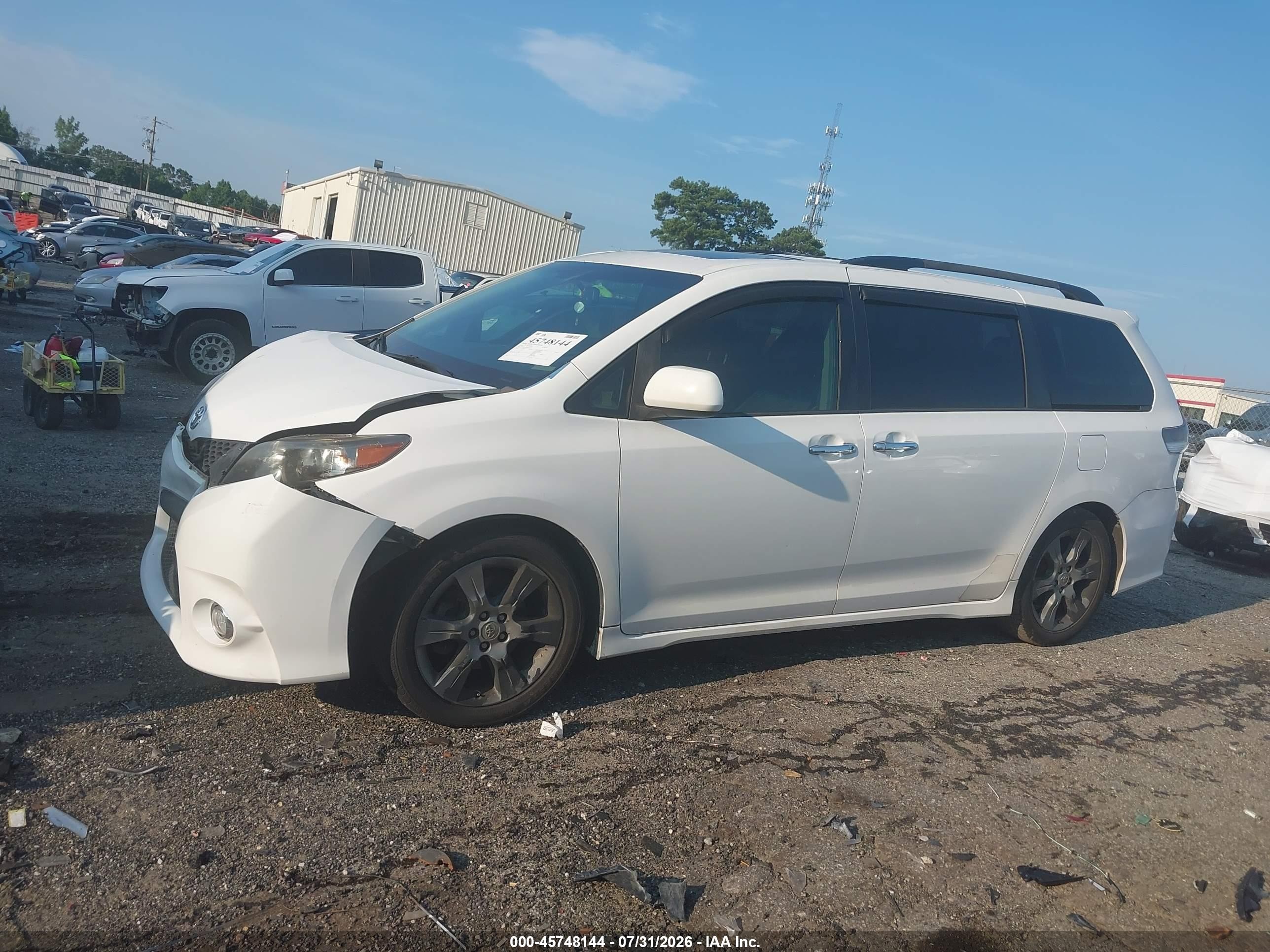 2014 Toyota Sienna Se 8 Passenger White vin: 5TDXK3DC9ES412517