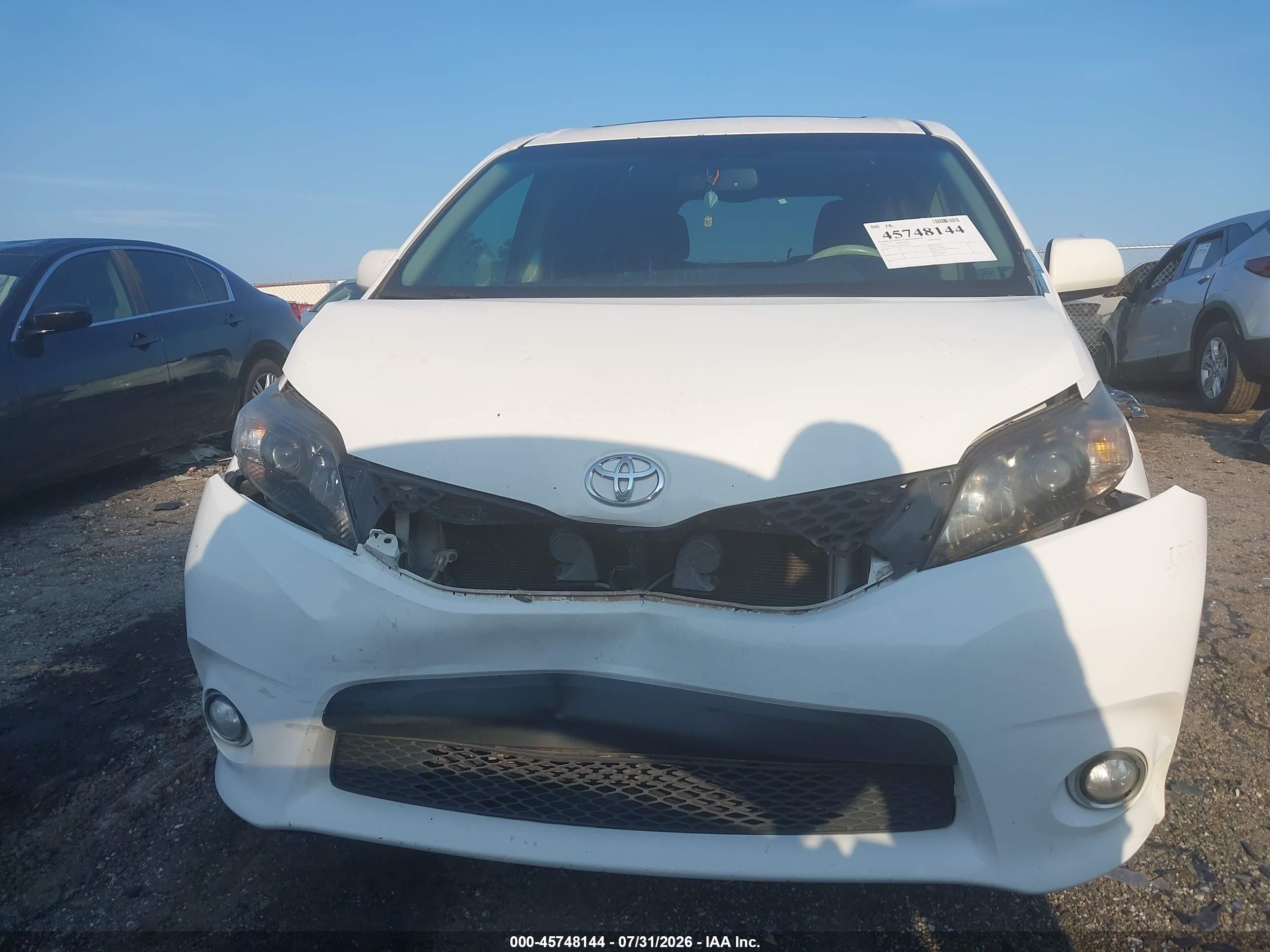 2014 Toyota Sienna Se 8 Passenger White vin: 5TDXK3DC9ES412517